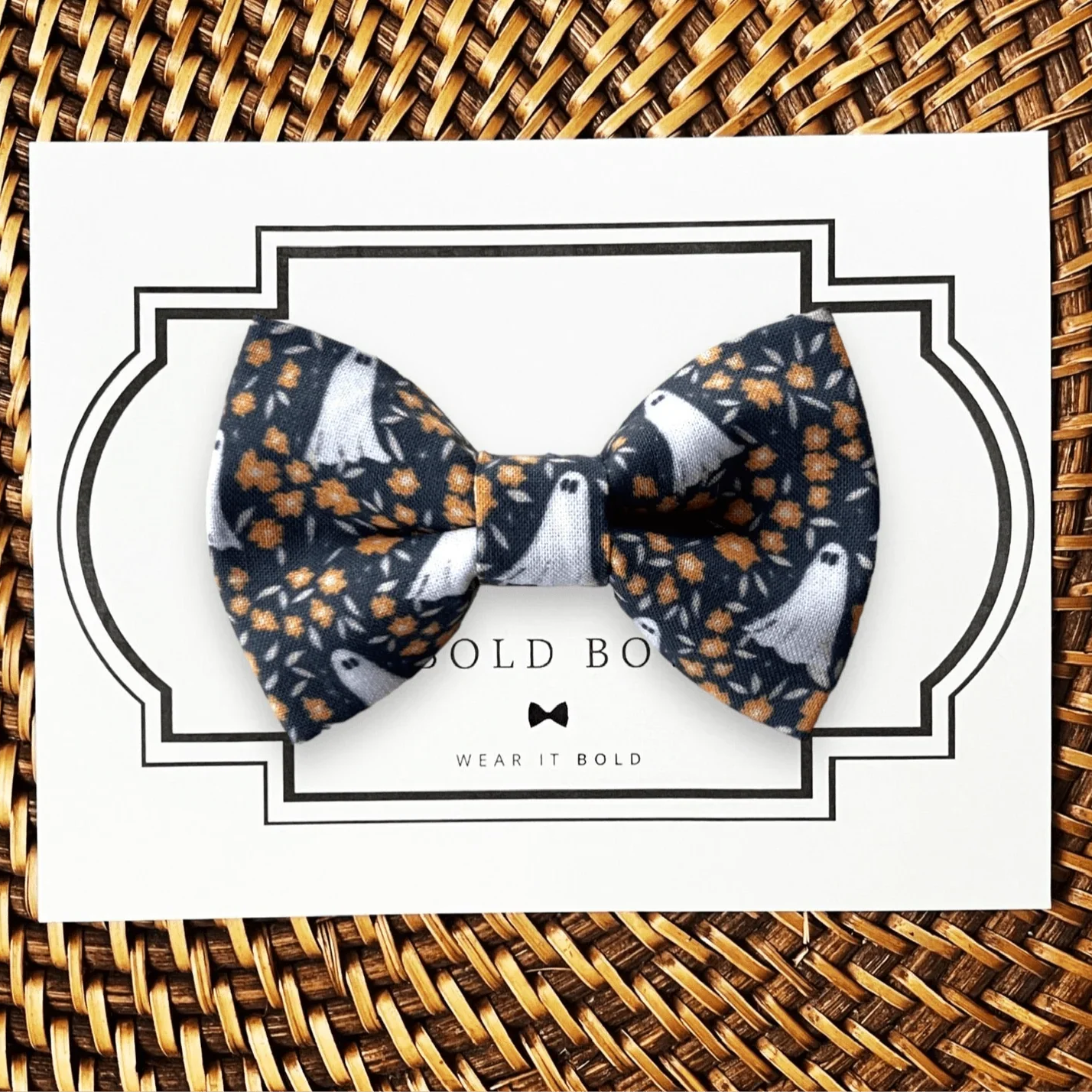 Dog bow tie size chart. Size Small is 3 1/2 inches wide for small dogs under 15 lbs. Size Medium is 4 inches wide for medium dogs between 15 band 40 lbs. Size Large is 4 1/2 inches wide for Large Dogs between 40 band 80 lbs. Size Extra Large is 5 1/2 inches wide for Extra Large Dogs over 80 lbs. Sizing is up to preference and pet bow ties slide on to dog collars with elastic.