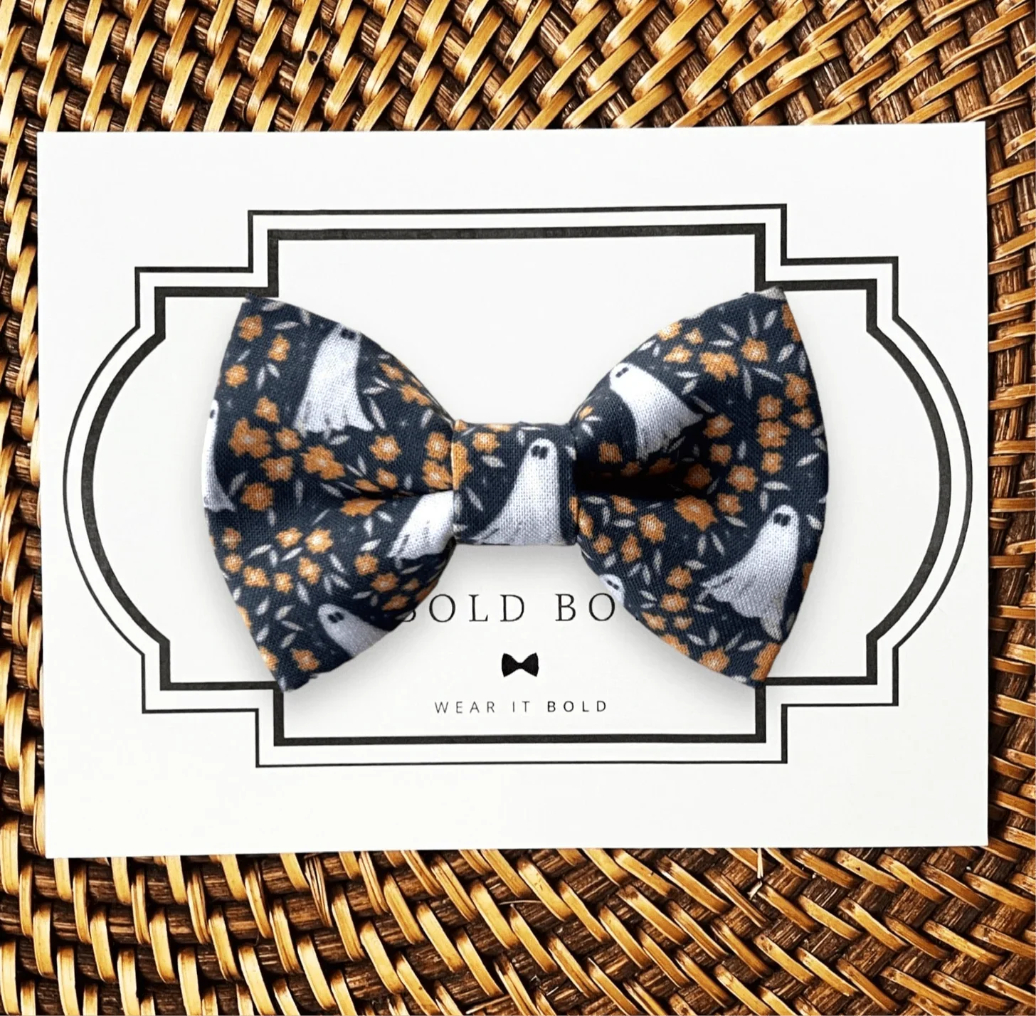 Dog bow tie size chart. Size Small is 3 1/2 inches wide for small dogs under 15 lbs. Size Medium is 4 inches wide for medium dogs between 15 band 40 lbs. Size Large is 4 1/2 inches wide for Large Dogs between 40 band 80 lbs. Size Extra Large is 5 1/2 inches wide for Extra Large Dogs over 80 lbs. Sizing is up to preference and pet bow ties slide on to dog collars with elastic.