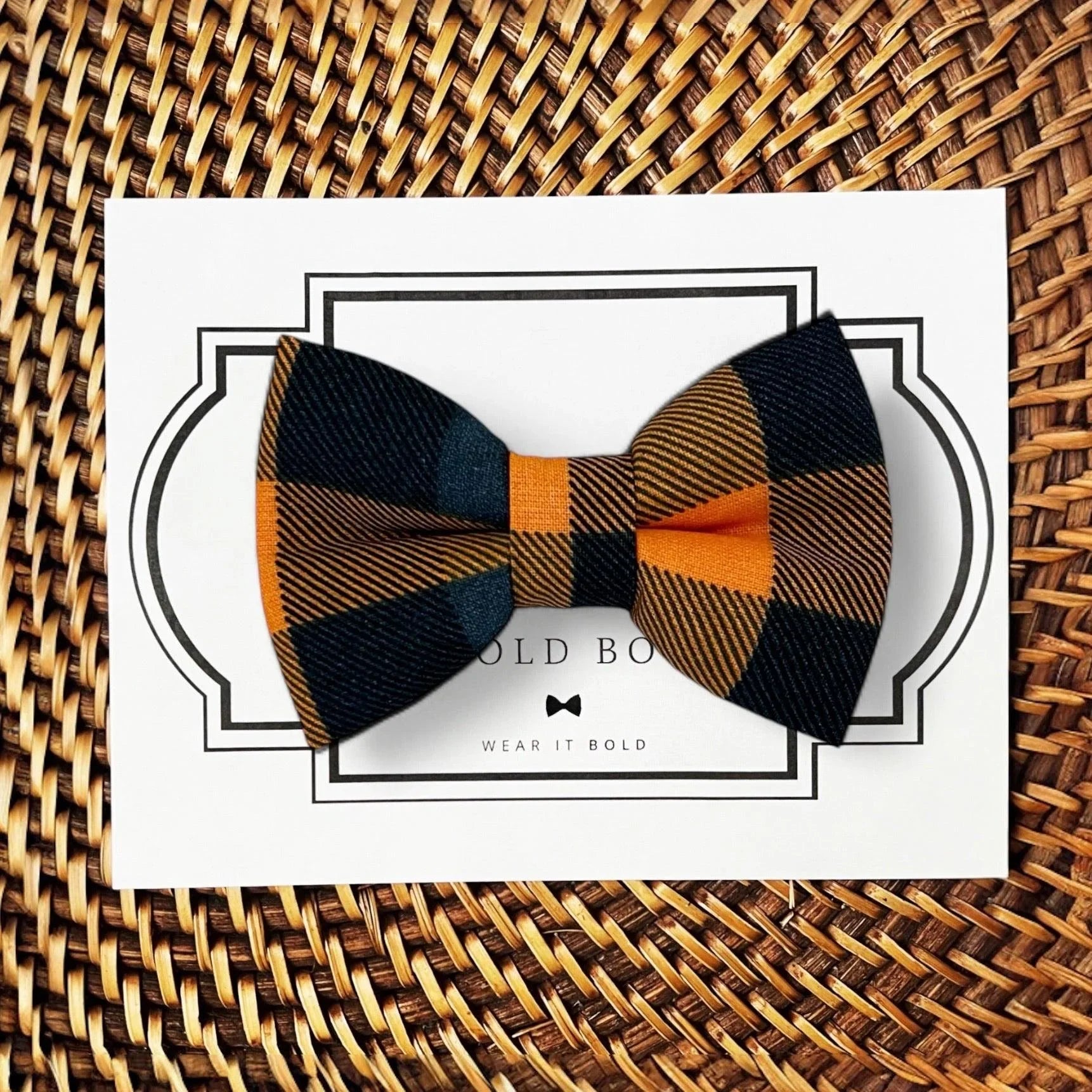 Dog bow tie size chart. Size Small is 3 1/2 inches wide for small dogs under 15 lbs. Size Medium is 4 inches wide for medium dogs between 15 band 40 lbs. Size Large is 4 1/2 inches wide for Large Dogs between 40 band 80 lbs. Size Extra Large is 5 1/2 inches wide for Extra Large Dogs over 80 lbs. Sizing is up to preference and pet bow ties slide on to dog collars with elastic.
