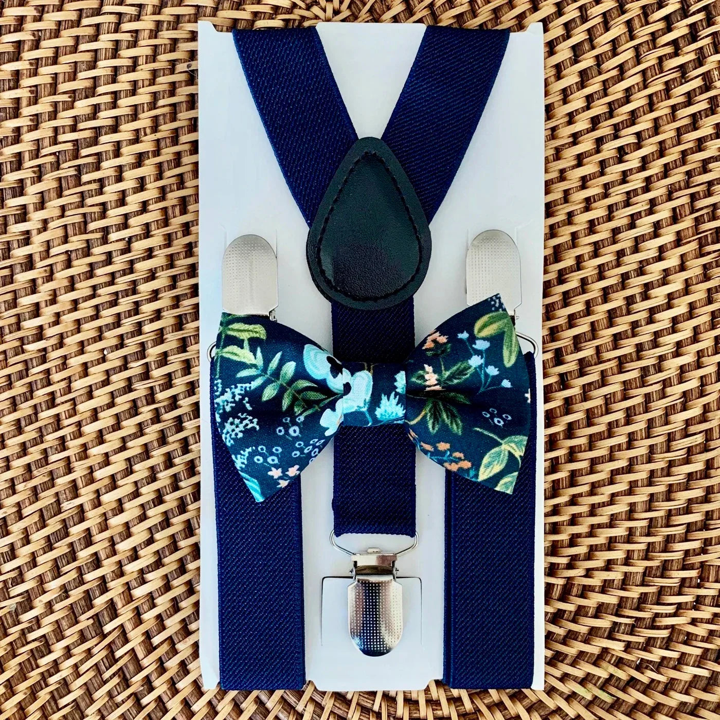 The Bold Bow Tie size chart for bow tie and suspender sets showing Small, Medium, Adult, and Big & Tall sizes with typical age ranges, suspender lengths, and bow tie widths. Small fits ages 6 months–6 years with 18–29 inch suspenders and a 3.5 inch bow tie; Medium fits ages 7–12 years with 25.5–40 inch suspenders and a 4 inch bow tie; Adult fits ages 13 years–6 feet tall with 25.5–40 inch suspenders and a 4.5 inch bow tie; Big & Tall fits over 6 feet tall with 31–53 inch suspenders and a 4.5 inch bow tie.