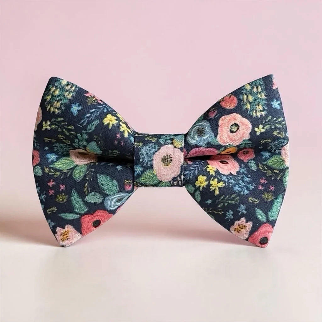 Size chart for hair bows from The Bold Bow Tie detailing dimensions across three sizes. Small is 3.5 inches wide. Medium is 4 inches wide. Large is 4.5 inches wide. Visual graphics illustrate the increasing scale of each bow with horizontal dotted arrows showing that the width is measured from side to side. Bottom text specifies that all hair bows come on alligator clips.