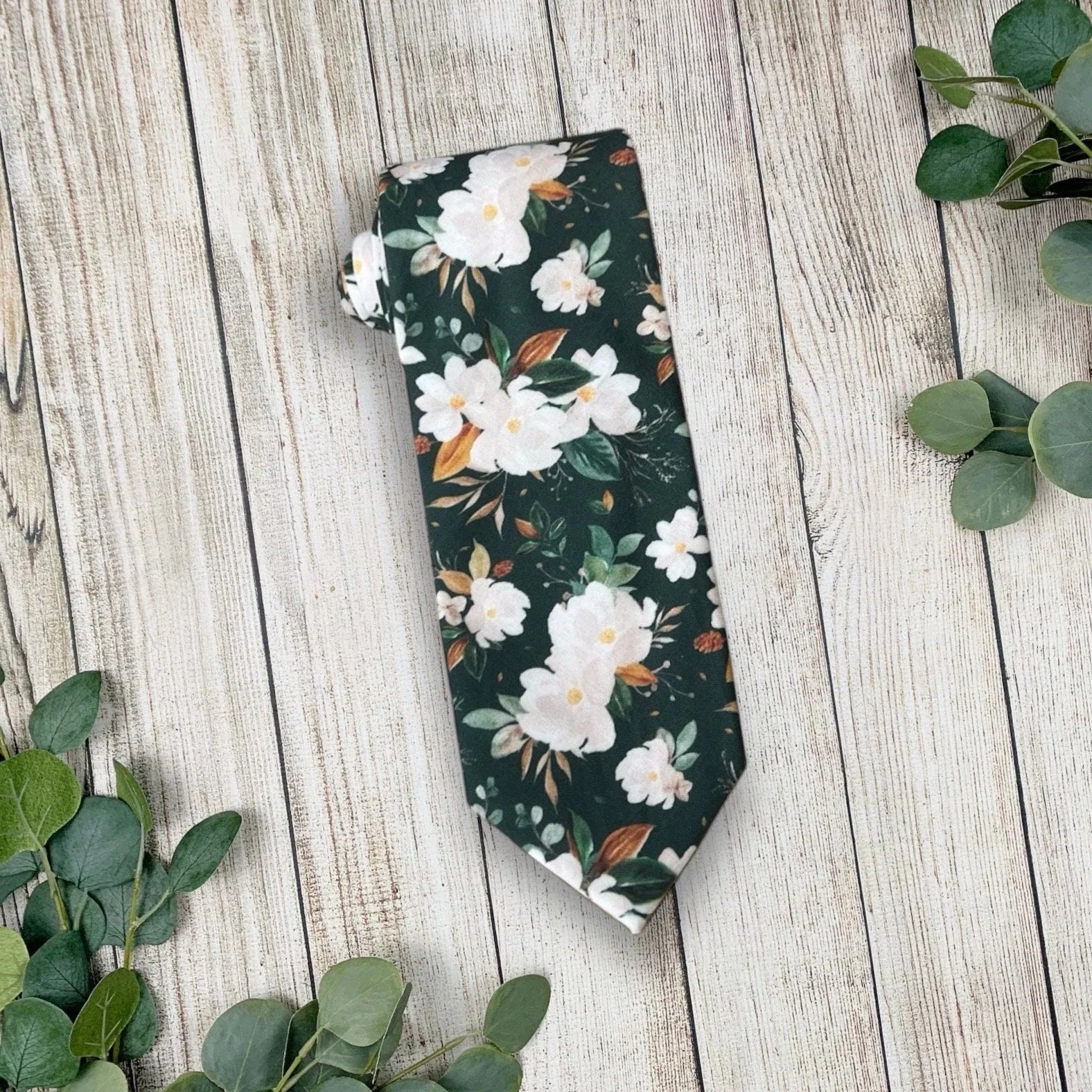 Emerald green men’s tie for wedding or special event.
