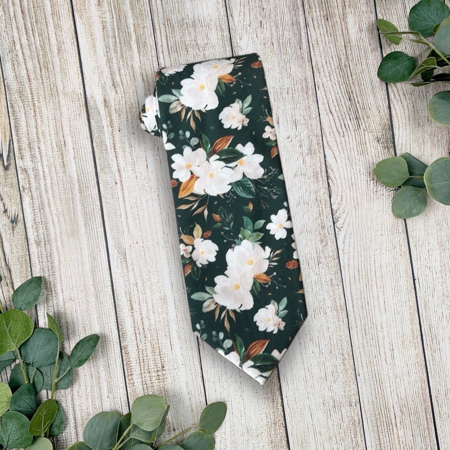 Emerald green men’s tie for wedding or special event.