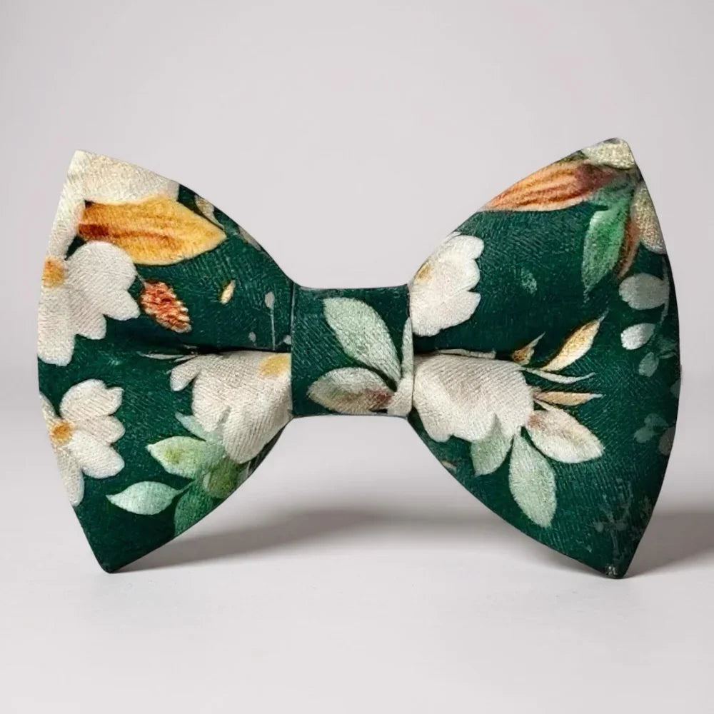 Size chart for hair bows from The Bold Bow Tie detailing dimensions across three sizes. Small is 3.5 inches wide. Medium is 4 inches wide. Large is 4.5 inches wide. Visual graphics illustrate the increasing scale of each bow with horizontal dotted arrows showing that the width is measured from side to side. Bottom text specifies that all hair bows come on alligator clips.