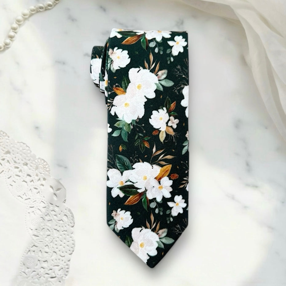 Emerald green men’s tie for wedding or special event.