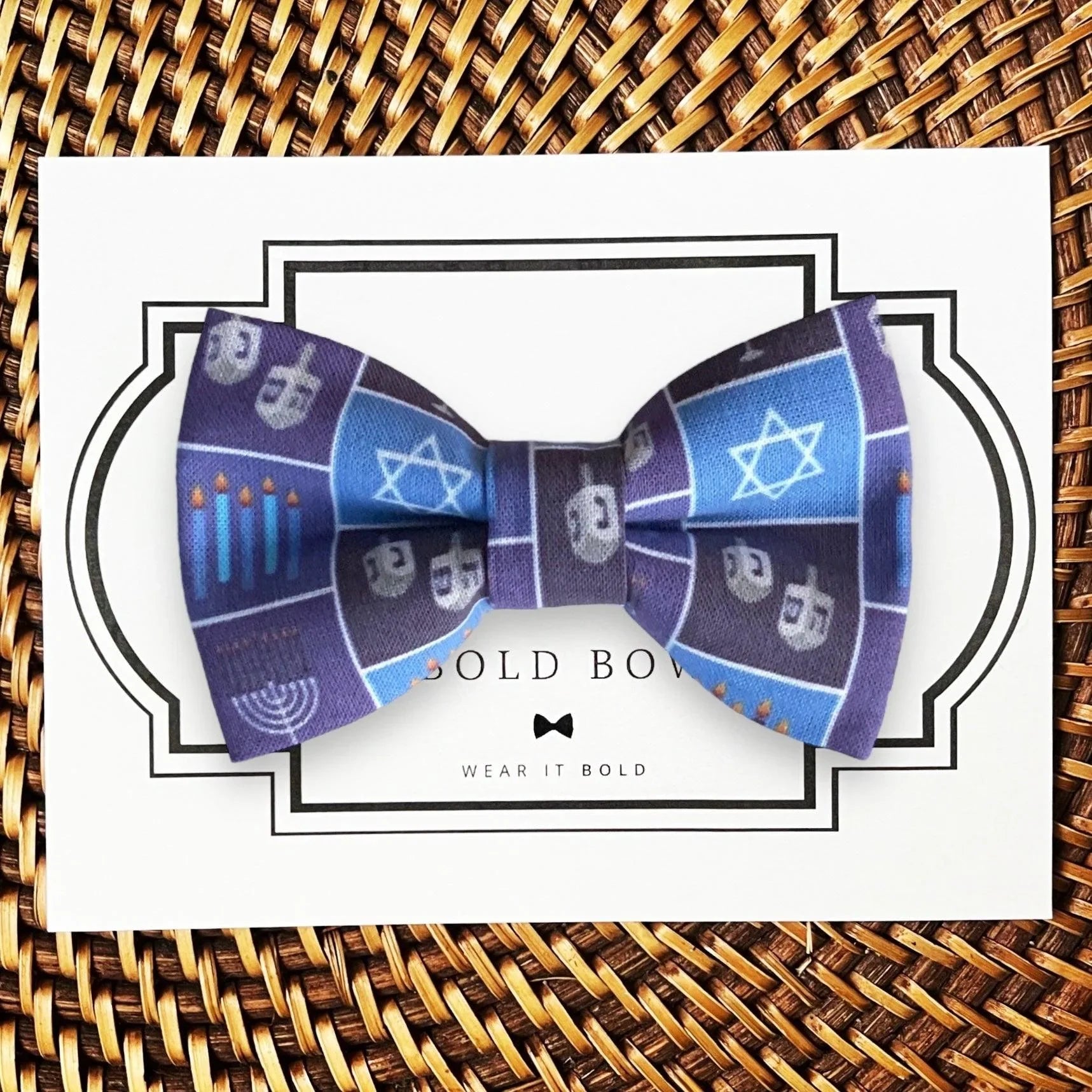 Dog bow tie size chart. Size Small is 3 1/2 inches wide for small dogs under 15 lbs. Size Medium is 4 inches wide for medium dogs between 15 band 40 lbs. Size Large is 4 1/2 inches wide for Large Dogs between 40 band 80 lbs. Size Extra Large is 5 1/2 inches wide for Extra Large Dogs over 80 lbs. Sizing is up to preference and pet bow ties slide on to dog collars with elastic.