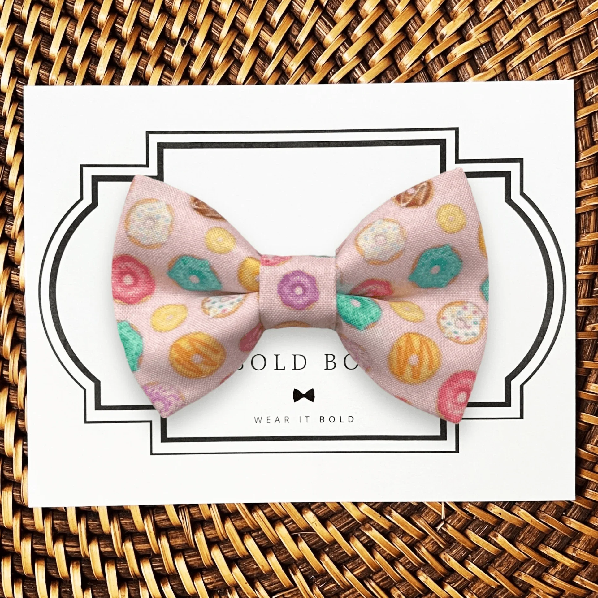 Dog bow tie size chart. Size Small is 3 1/2 inches wide for small dogs under 15 lbs. Size Medium is 4 inches wide for medium dogs between 15 band 40 lbs. Size Large is 4 1/2 inches wide for Large Dogs between 40 band 80 lbs. Size Extra Large is 5 1/2 inches wide for Extra Large Dogs over 80 lbs. Sizing is up to preference and pet bow ties slide on to dog collars with elastic.