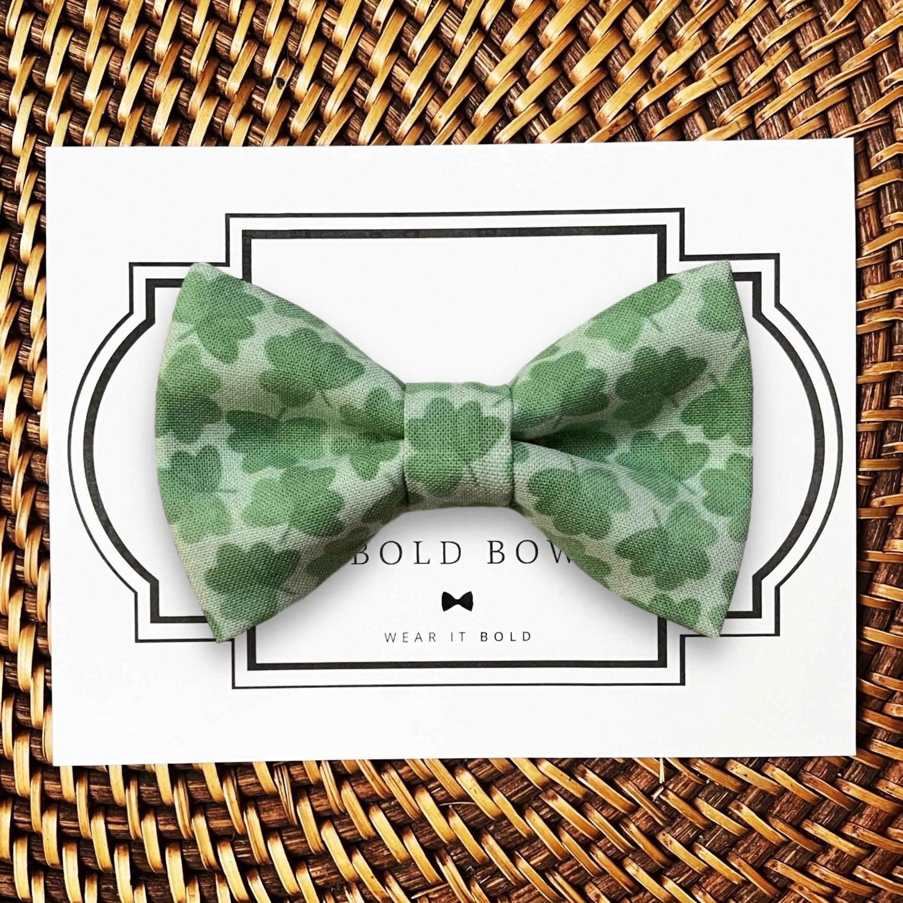 Dog bow tie size chart. Size Small is 3 1/2 inches wide for small dogs under 15 lbs. Size Medium is 4 inches wide for medium dogs between 15 band 40 lbs. Size Large is 4 1/2 inches wide for Large Dogs between 40 band 80 lbs. Size Extra Large is 5 1/2 inches wide for Extra Large Dogs over 80 lbs. Sizing is up to preference and pet bow ties slide on to dog collars with elastic.