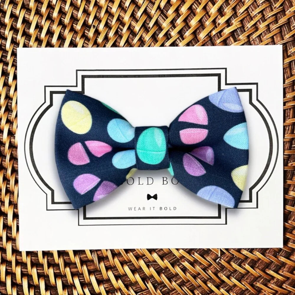 Dog bow tie size chart. Size Small is 3 1/2 inches wide for small dogs under 15 lbs. Size Medium is 4 inches wide for medium dogs between 15 band 40 lbs. Size Large is 4 1/2 inches wide for Large Dogs between 40 band 80 lbs. Size Extra Large is 5 1/2 inches wide for Extra Large Dogs over 80 lbs. Sizing is up to preference and pet bow ties slide on to dog collars with elastic.