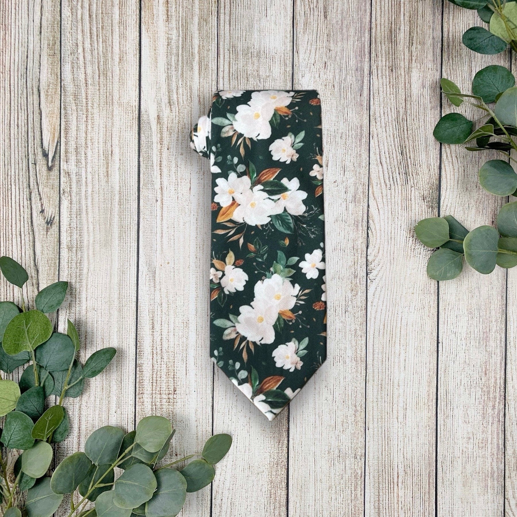 Emerald green men’s tie for wedding or special event.