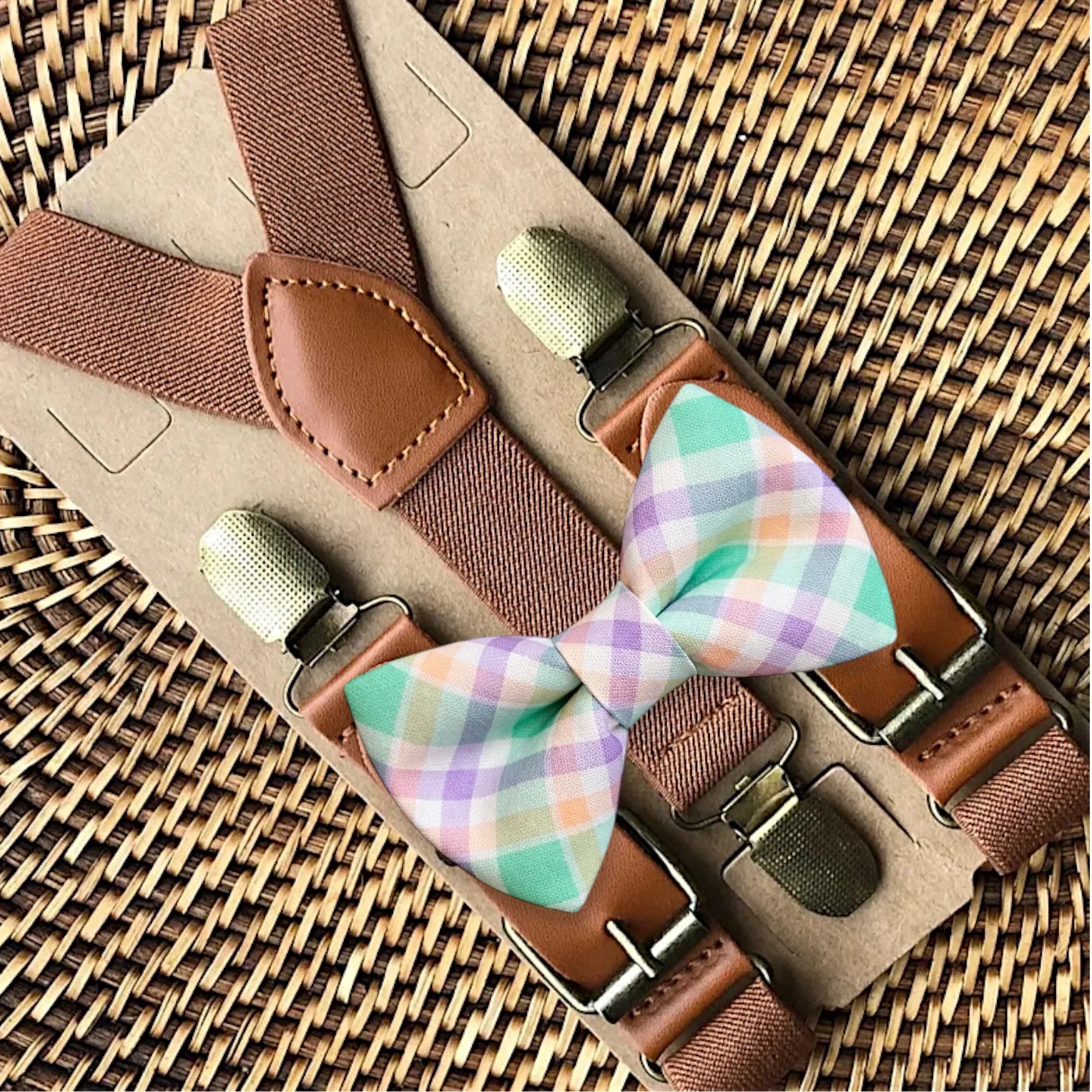 Size chart for suspender and bow tie sets from The Bold Bow Tie. Small (6mo-6yr): 18"-29" suspenders, 3.5" bow. Medium (7-12yr): 25.5"-40" suspenders, 4" bow. Adult (13yr-6ft tall): 25.5"-40" suspenders, 4.5" bow. Big & Tall (Over 6ft tall): 31"-53" suspenders, 4.5" bow. Instructions note to measure from the back waistband over the shoulder to the front waistband for a comfortable fit.