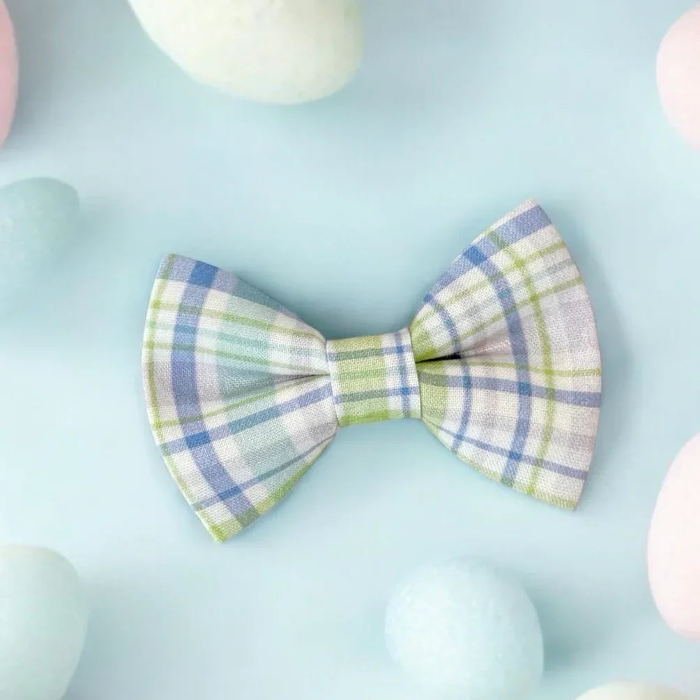 Dog bow tie size chart. Size Small is 3 1/2 inches wide for small dogs under 15 lbs. Size Medium is 4 inches wide for medium dogs between 15 band 40 lbs. Size Large is 4 1/2 inches wide for Large Dogs between 40 band 80 lbs. Size Extra Large is 5 1/2 inches wide for Extra Large Dogs over 80 lbs. Sizing is up to preference and pet bow ties slide on to dog collars with elastic.