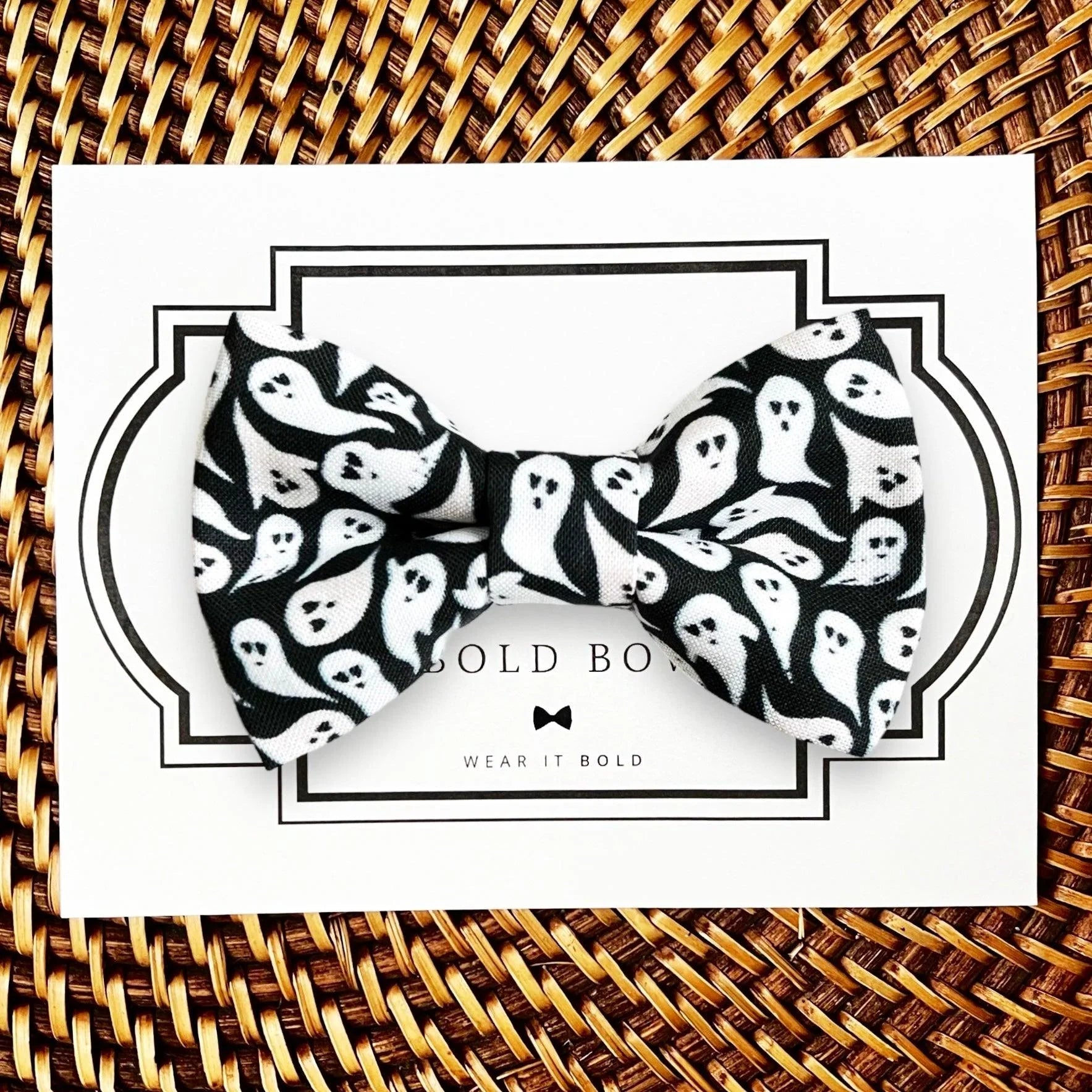Dog bow tie size chart. Size Small is 3 1/2 inches wide for small dogs under 15 lbs. Size Medium is 4 inches wide for medium dogs between 15 band 40 lbs. Size Large is 4 1/2 inches wide for Large Dogs between 40 band 80 lbs. Size Extra Large is 5 1/2 inches wide for Extra Large Dogs over 80 lbs. Sizing is up to preference and pet bow ties slide on to dog collars with elastic.