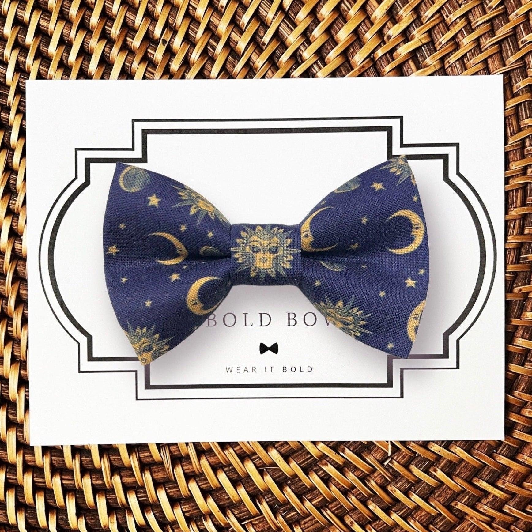 Dog bow tie size chart. Size Small is 3 1/2 inches wide for small dogs under 15 lbs. Size Medium is 4 inches wide for medium dogs between 15 band 40 lbs. Size Large is 4 1/2 inches wide for Large Dogs between 40 band 80 lbs. Size Extra Large is 5 1/2 inches wide for Extra Large Dogs over 80 lbs. Sizing is up to preference and pet bow ties slide on to dog collars with elastic.