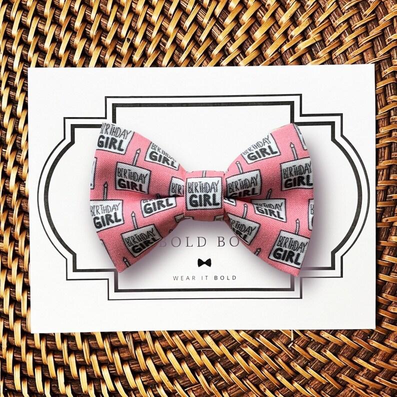 Dog bow tie size chart. Size Small is 3 1/2 inches wide for small dogs under 15 lbs. Size Medium is 4 inches wide for medium dogs between 15 band 40 lbs. Size Large is 4 1/2 inches wide for Large Dogs between 40 band 80 lbs. Size Extra Large is 5 1/2 inches wide for Extra Large Dogs over 80 lbs. Sizing is up to preference and pet bow ties slide on to dog collars with elastic.