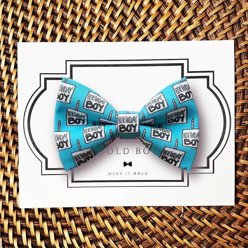 Dog bow tie size chart. Size Small is 3 1/2 inches wide for small dogs under 15 lbs. Size Medium is 4 inches wide for medium dogs between 15 band 40 lbs. Size Large is 4 1/2 inches wide for Large Dogs between 40 band 80 lbs. Size Extra Large is 5 1/2 inches wide for Extra Large Dogs over 80 lbs. Sizing is up to preference and pet bow ties slide on to dog collars with elastic.