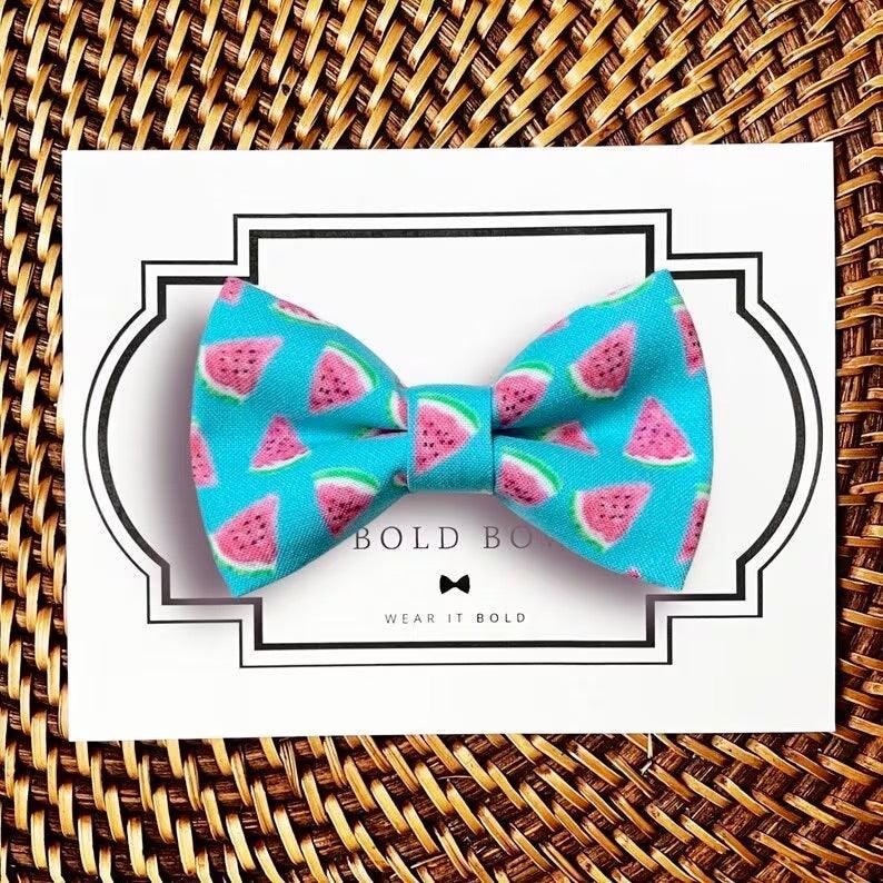 Dog bow tie size chart. Size Small is 3 1/2 inches wide for small dogs under 15 lbs. Size Medium is 4 inches wide for medium dogs between 15 band 40 lbs. Size Large is 4 1/2 inches wide for Large Dogs between 40 band 80 lbs. Size Extra Large is 5 1/2 inches wide for Extra Large Dogs over 80 lbs. Sizing is up to preference and pet bow ties slide on to dog collars with elastic.