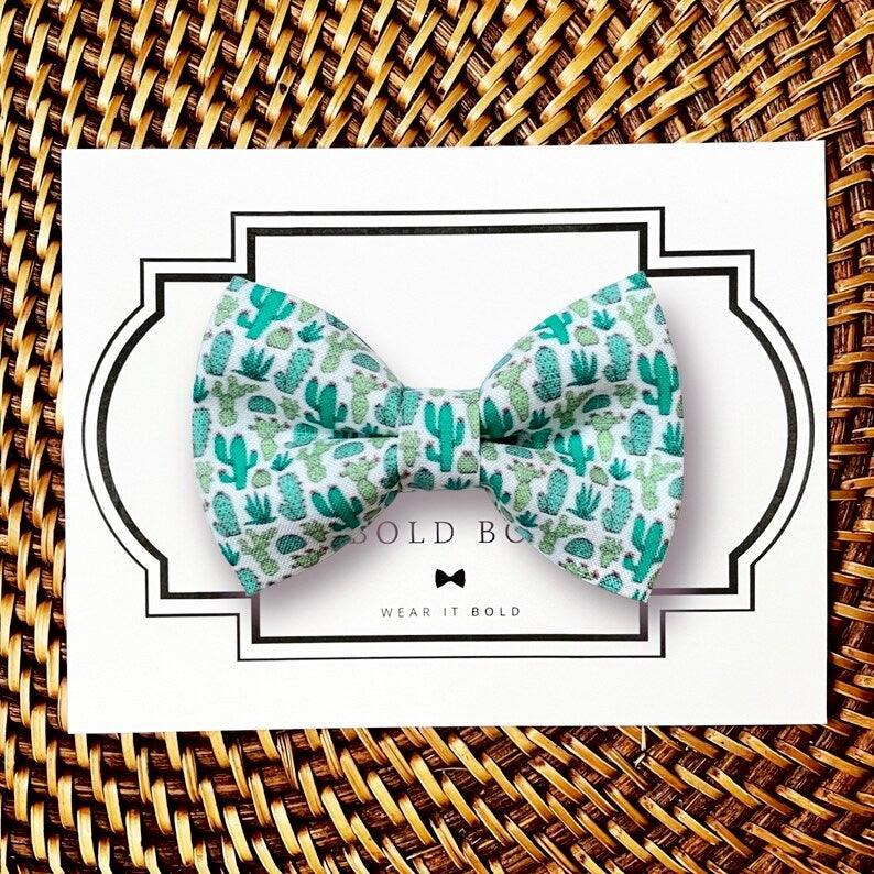 Dog bow tie size chart. Size Small is 3 1/2 inches wide for small dogs under 15 lbs. Size Medium is 4 inches wide for medium dogs between 15 band 40 lbs. Size Large is 4 1/2 inches wide for Large Dogs between 40 band 80 lbs. Size Extra Large is 5 1/2 inches wide for Extra Large Dogs over 80 lbs. Sizing is up to preference and pet bow ties slide on to dog collars with elastic.