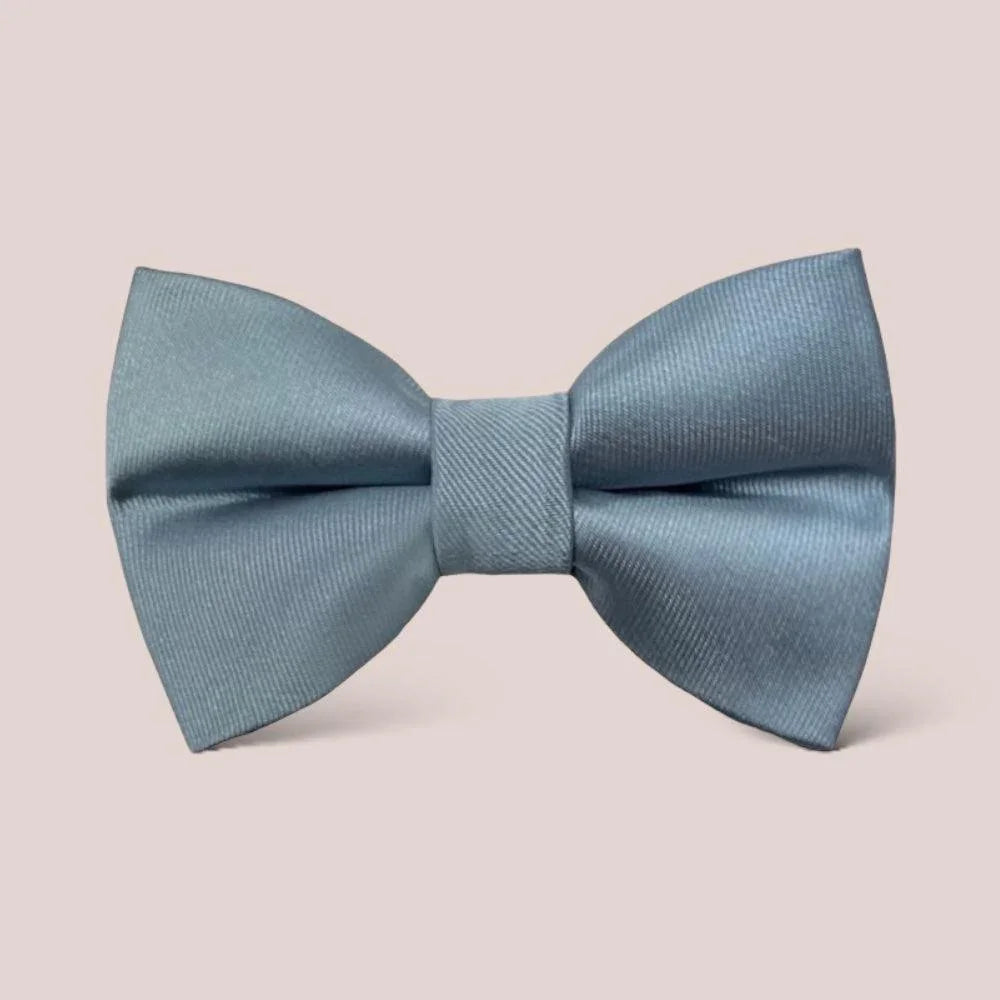Size chart for hair bows from The Bold Bow Tie detailing dimensions across three sizes. Small is 3.5 inches wide. Medium is 4 inches wide. Large is 4.5 inches wide. Visual graphics illustrate the increasing scale of each bow with horizontal dotted arrows showing that the width is measured from side to side. Bottom text specifies that all hair bows come on alligator clips.
