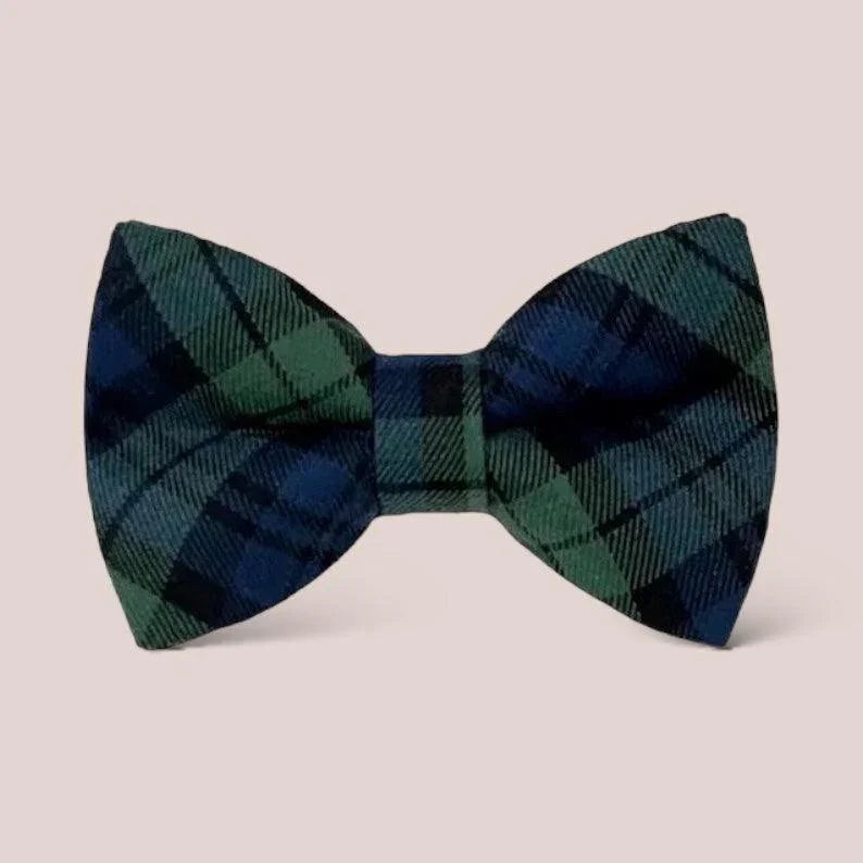 Size chart for hair bows from The Bold Bow Tie detailing dimensions across three sizes. Small is 3.5 inches wide. Medium is 4 inches wide. Large is 4.5 inches wide. Visual graphics illustrate the increasing scale of each bow with horizontal dotted arrows showing that the width is measured from side to side. Bottom text specifies that all hair bows come on alligator clips.
