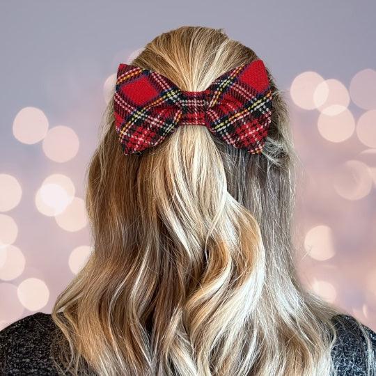 Size chart for hair bows from The Bold Bow Tie detailing dimensions across three sizes. Small is 3.5 inches wide. Medium is 4 inches wide. Large is 4.5 inches wide. Visual graphics illustrate the increasing scale of each bow with horizontal dotted arrows showing that the width is measured from side to side. Bottom text specifies that all hair bows come on alligator clips.