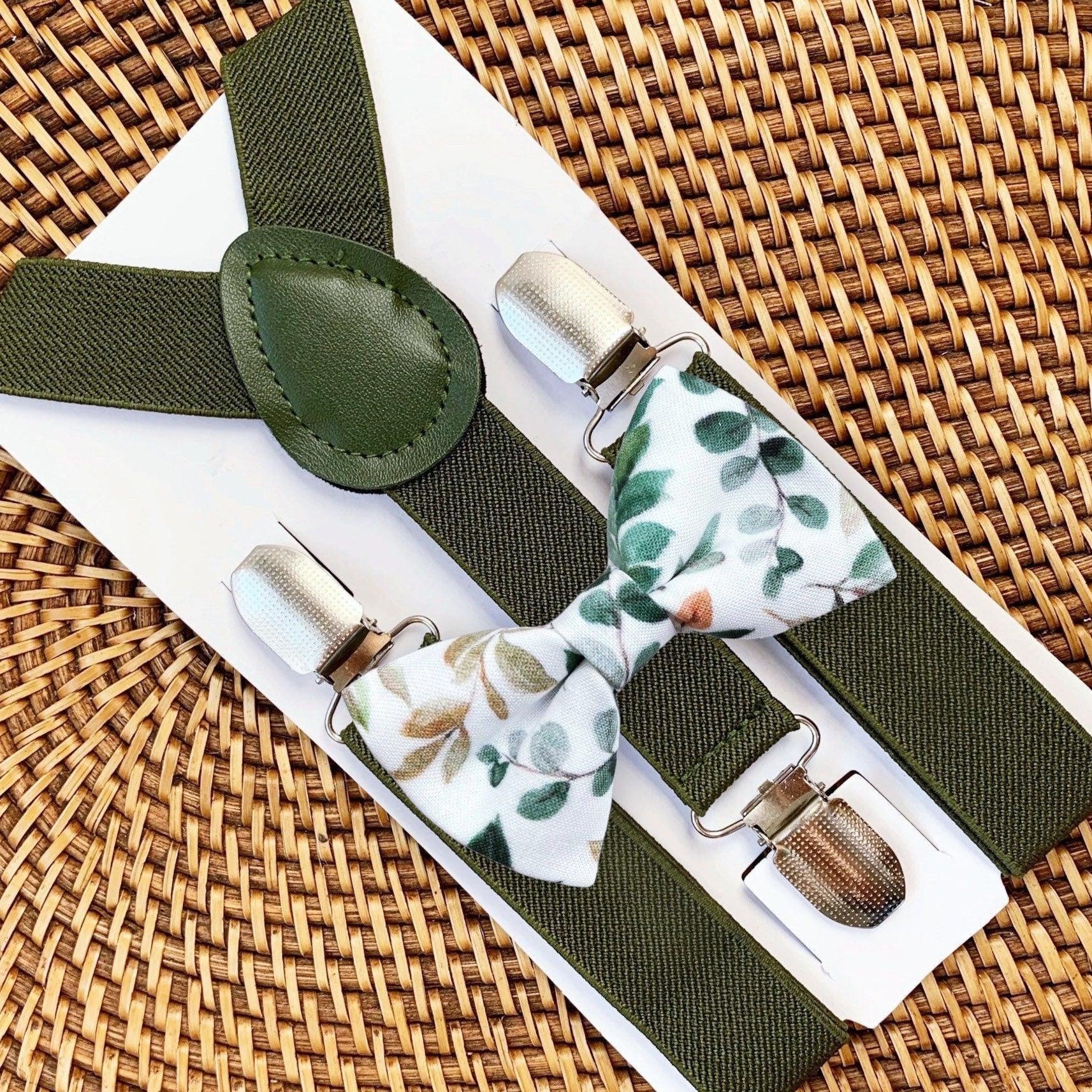Size chart for suspender and bow tie sets from The Bold Bow Tie. Small (6mo-6yr): 18"-29" suspenders, 3.5" bow. Medium (7-12yr): 25.5"-40" suspenders, 4" bow. Adult (13yr-6ft tall): 25.5"-40" suspenders, 4.5" bow. Big & Tall (Over 6ft tall): 31"-53" suspenders, 4.5" bow. Instructions note to measure from the back waistband over the shoulder to the front waistband for a comfortable fit.