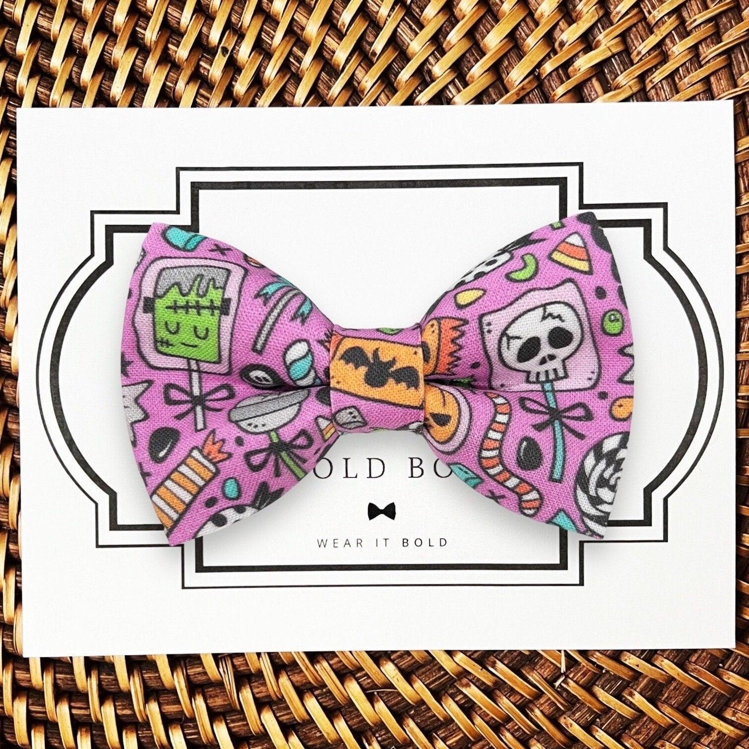 Dog bow tie size chart. Size Small is 3 1/2 inches wide for small dogs under 15 lbs. Size Medium is 4 inches wide for medium dogs between 15 band 40 lbs. Size Large is 4 1/2 inches wide for Large Dogs between 40 band 80 lbs. Size Extra Large is 5 1/2 inches wide for Extra Large Dogs over 80 lbs. Sizing is up to preference and pet bow ties slide on to dog collars with elastic.