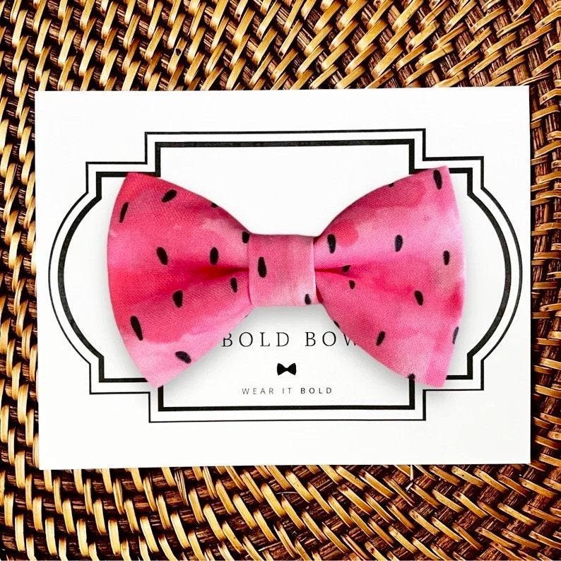 Dog bow tie size chart. Size Small is 3 1/2 inches wide for small dogs under 15 lbs. Size Medium is 4 inches wide for medium dogs between 15 band 40 lbs. Size Large is 4 1/2 inches wide for Large Dogs between 40 band 80 lbs. Size Extra Large is 5 1/2 inches wide for Extra Large Dogs over 80 lbs. Sizing is up to preference and pet bow ties slide on to dog collars with elastic.