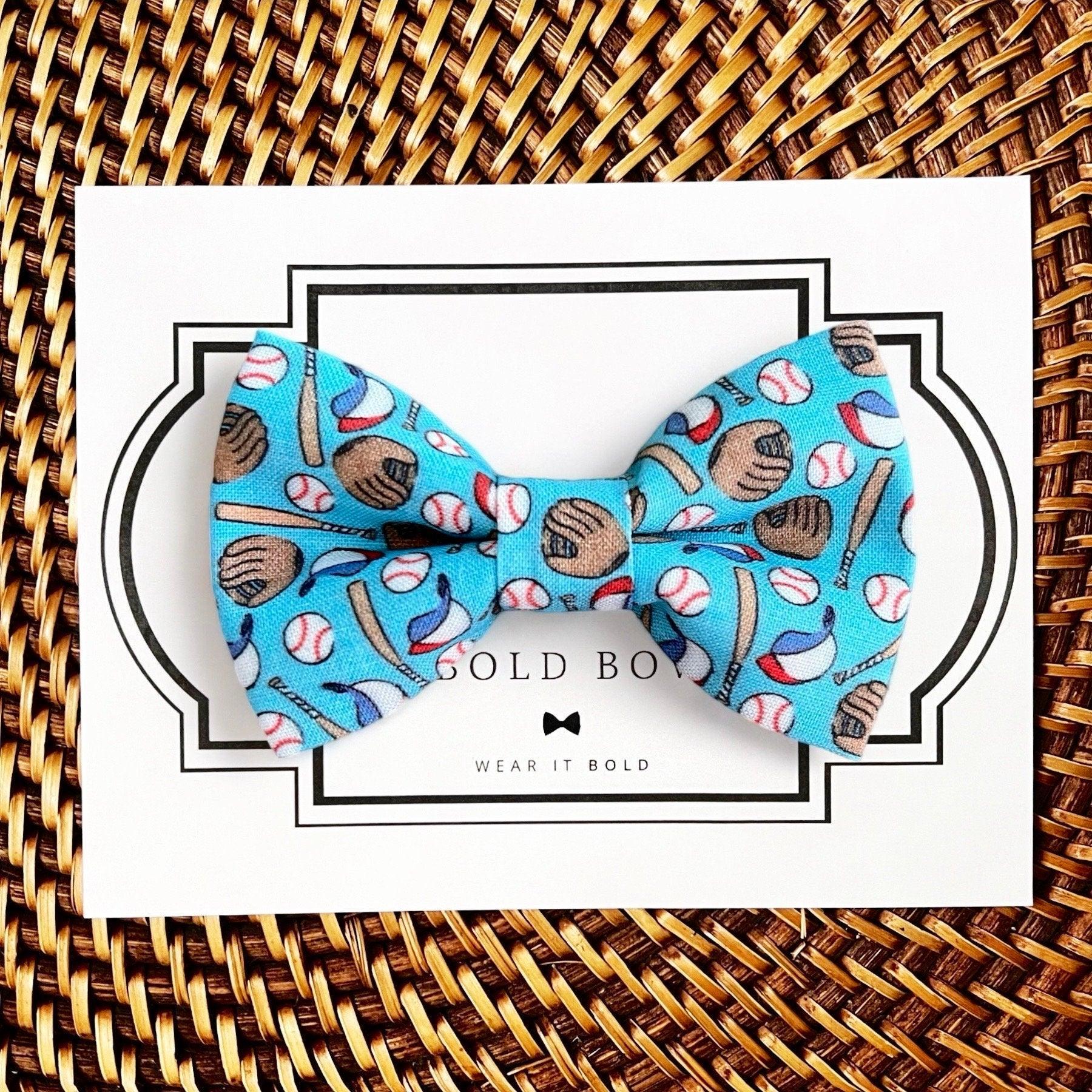 Dog bow tie size chart. Size Small is 3 1/2 inches wide for small dogs under 15 lbs. Size Medium is 4 inches wide for medium dogs between 15 band 40 lbs. Size Large is 4 1/2 inches wide for Large Dogs between 40 band 80 lbs. Size Extra Large is 5 1/2 inches wide for Extra Large Dogs over 80 lbs. Sizing is up to preference and pet bow ties slide on to dog collars with elastic.