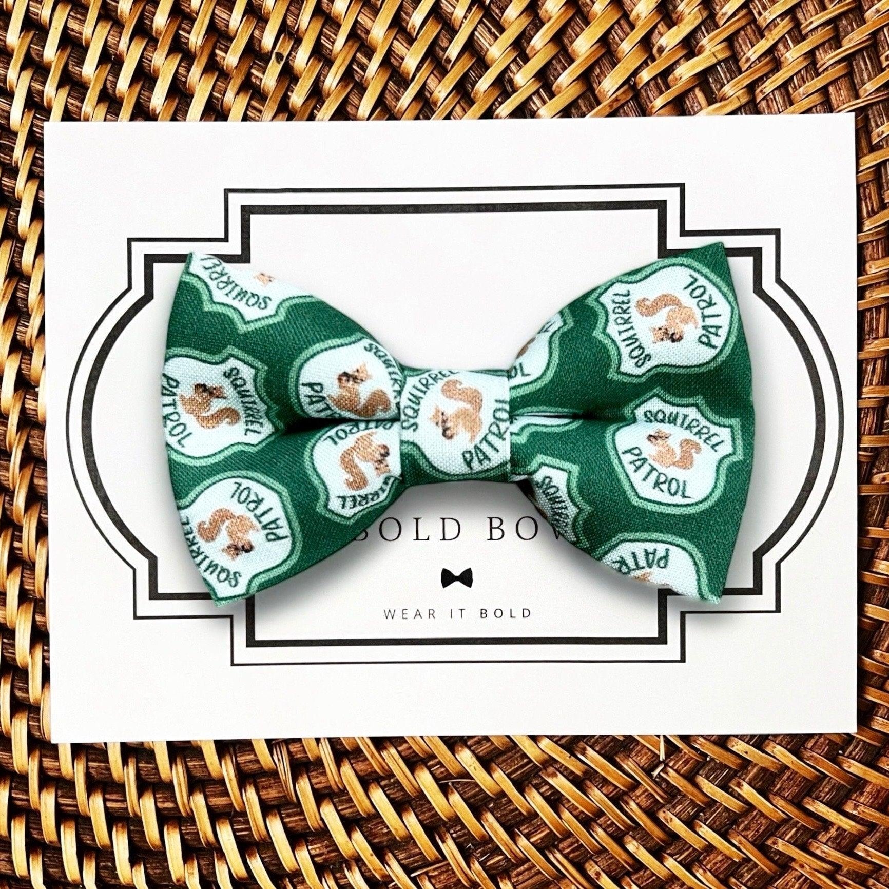 Dog bow tie size chart. Size Small is 3 1/2 inches wide for small dogs under 15 lbs. Size Medium is 4 inches wide for medium dogs between 15 band 40 lbs. Size Large is 4 1/2 inches wide for Large Dogs between 40 band 80 lbs. Size Extra Large is 5 1/2 inches wide for Extra Large Dogs over 80 lbs. Sizing is up to preference and pet bow ties slide on to dog collars with elastic.