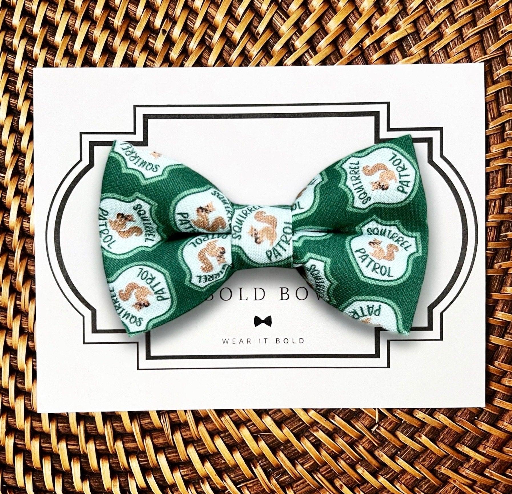 Dog bow tie size chart. Size Small is 3 1/2 inches wide for small dogs under 15 lbs. Size Medium is 4 inches wide for medium dogs between 15 band 40 lbs. Size Large is 4 1/2 inches wide for Large Dogs between 40 band 80 lbs. Size Extra Large is 5 1/2 inches wide for Extra Large Dogs over 80 lbs. Sizing is up to preference and pet bow ties slide on to dog collars with elastic.