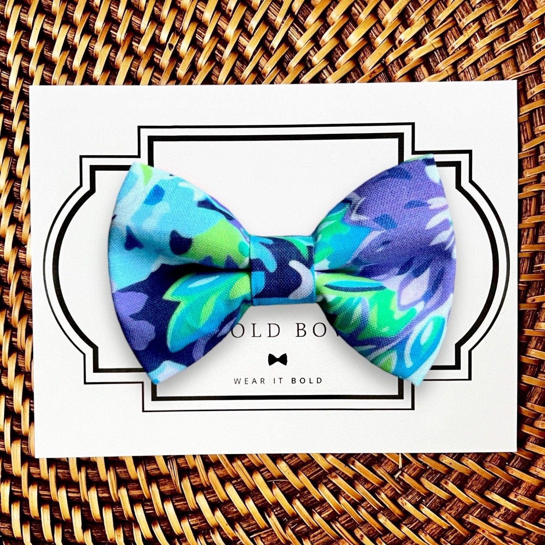Dog bow tie size chart. Size Small is 3 1/2 inches wide for small dogs under 15 lbs. Size Medium is 4 inches wide for medium dogs between 15 band 40 lbs. Size Large is 4 1/2 inches wide for Large Dogs between 40 band 80 lbs. Size Extra Large is 5 1/2 inches wide for Extra Large Dogs over 80 lbs. Sizing is up to preference and pet bow ties slide on to dog collars with elastic.