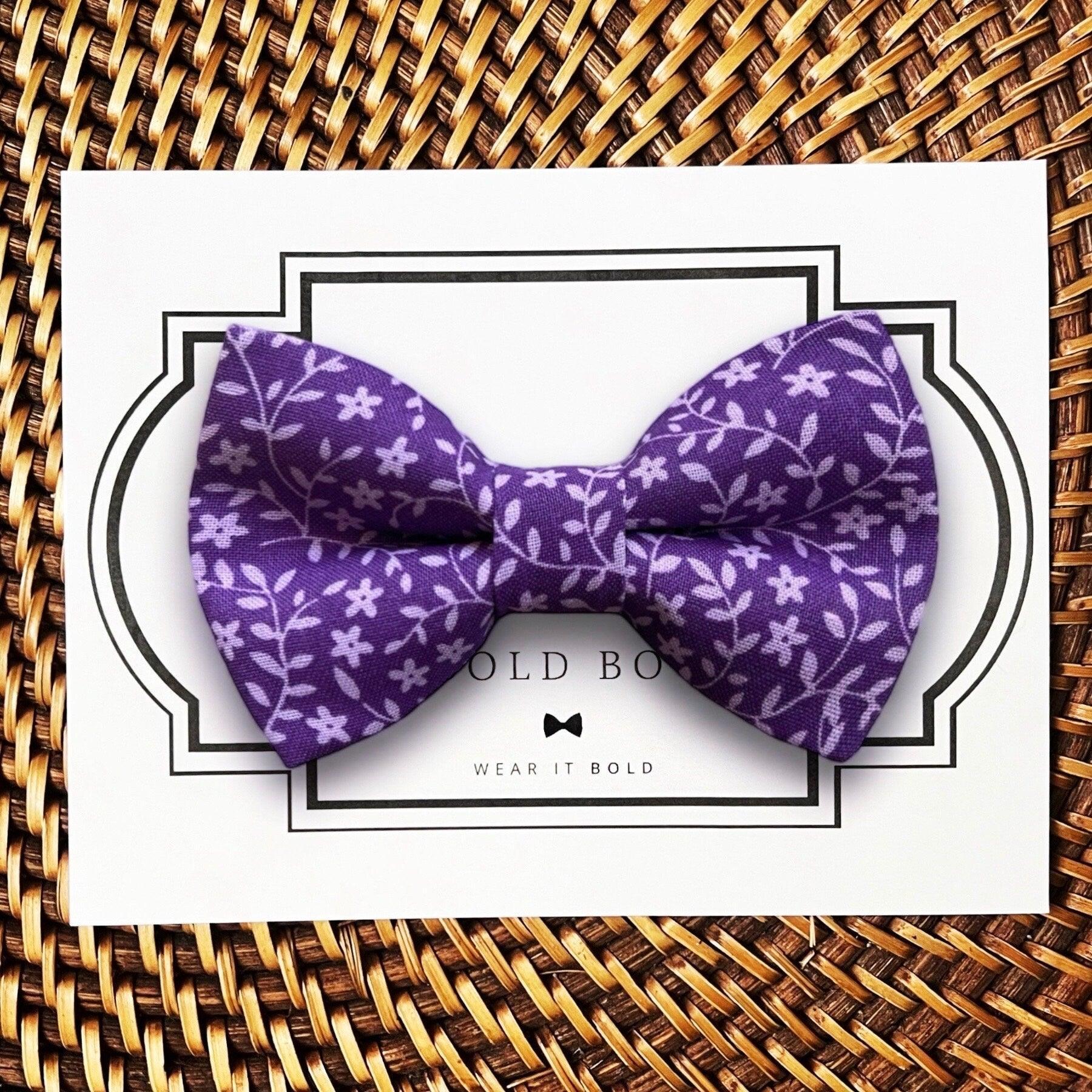 Dog bow tie size chart. Size Small is 3 1/2 inches wide for small dogs under 15 lbs. Size Medium is 4 inches wide for medium dogs between 15 band 40 lbs. Size Large is 4 1/2 inches wide for Large Dogs between 40 band 80 lbs. Size Extra Large is 5 1/2 inches wide for Extra Large Dogs over 80 lbs. Sizing is up to preference and pet bow ties slide on to dog collars with elastic.