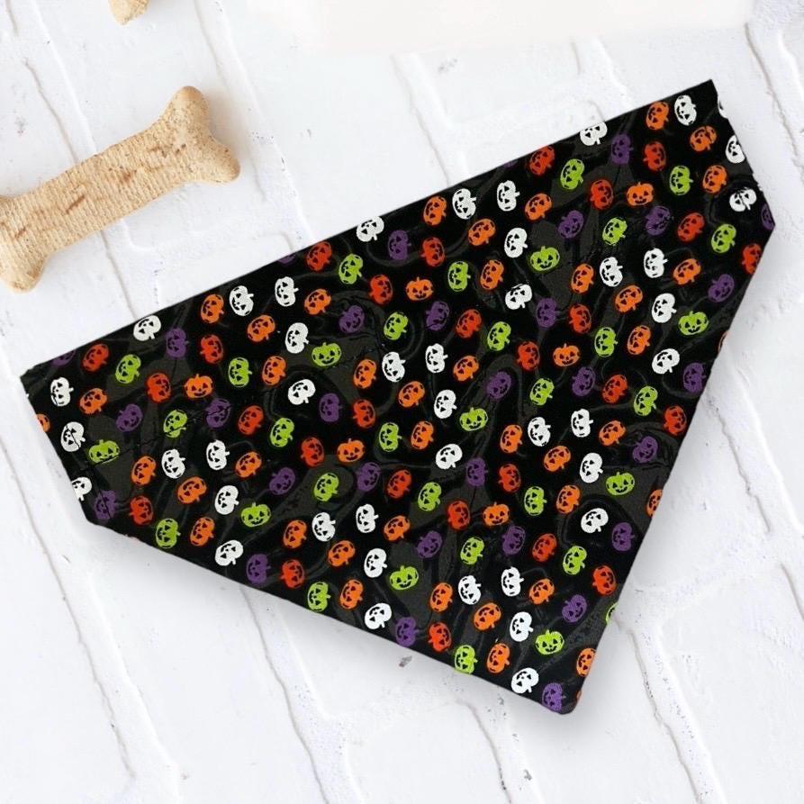 Pet bandana with black fabric and multicolor pumpkin pattern suitable for dogs or cats