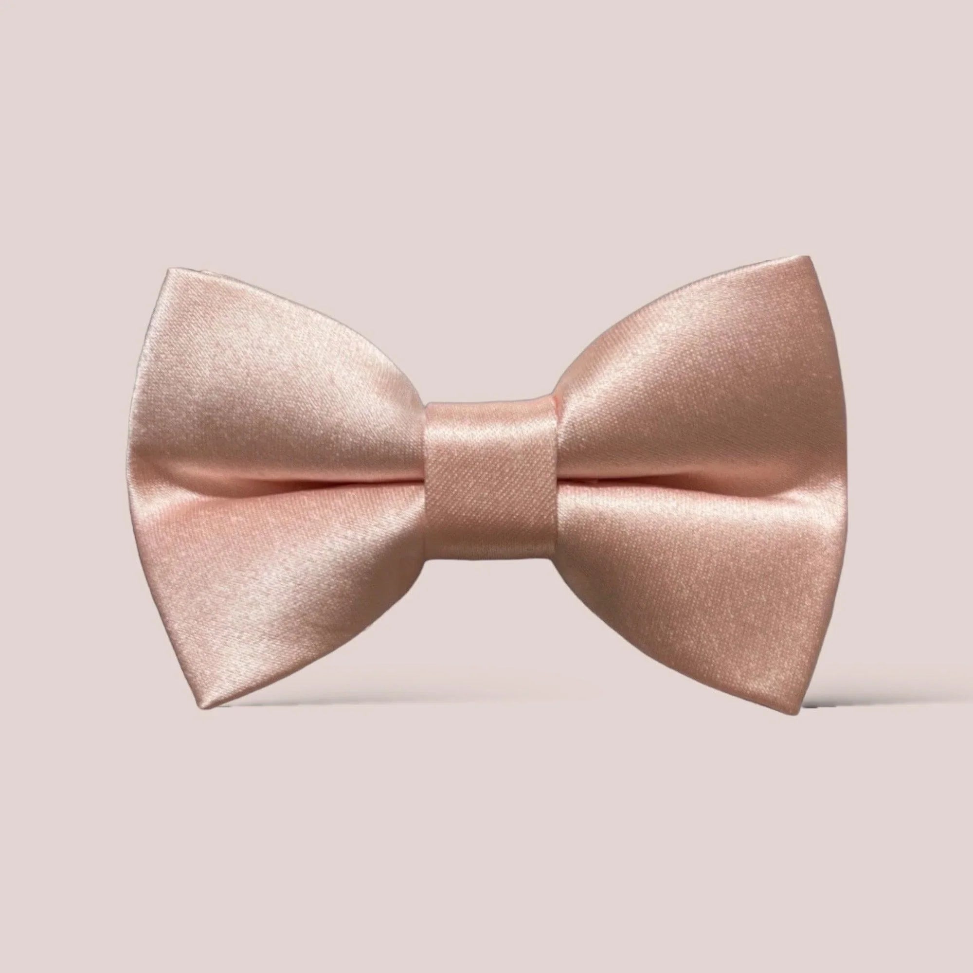 Size chart for hair bows from The Bold Bow Tie detailing dimensions across three sizes. Small is 3.5 inches wide. Medium is 4 inches wide. Large is 4.5 inches wide. Visual graphics illustrate the increasing scale of each bow with horizontal dotted arrows showing that the width is measured from side to side. Bottom text specifies that all hair bows come on alligator clips.