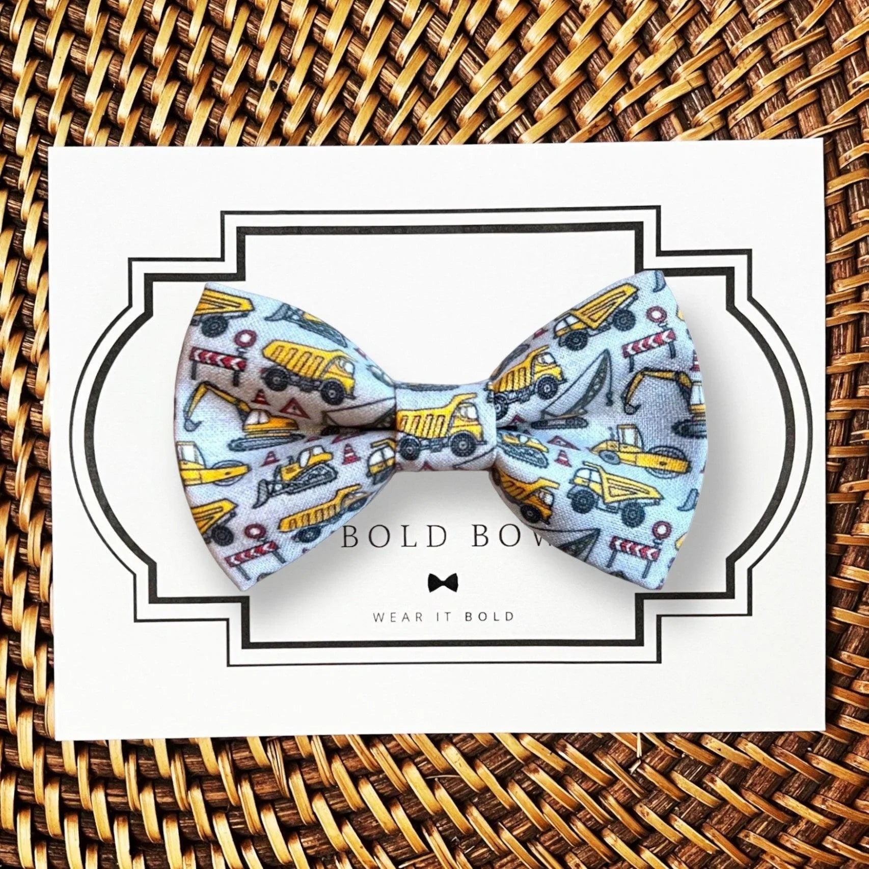 Dog bow tie size chart. Size Small is 3 1/2 inches wide for small dogs under 15 lbs. Size Medium is 4 inches wide for medium dogs between 15 band 40 lbs. Size Large is 4 1/2 inches wide for Large Dogs between 40 band 80 lbs. Size Extra Large is 5 1/2 inches wide for Extra Large Dogs over 80 lbs. Sizing is up to preference and pet bow ties slide on to dog collars with elastic.