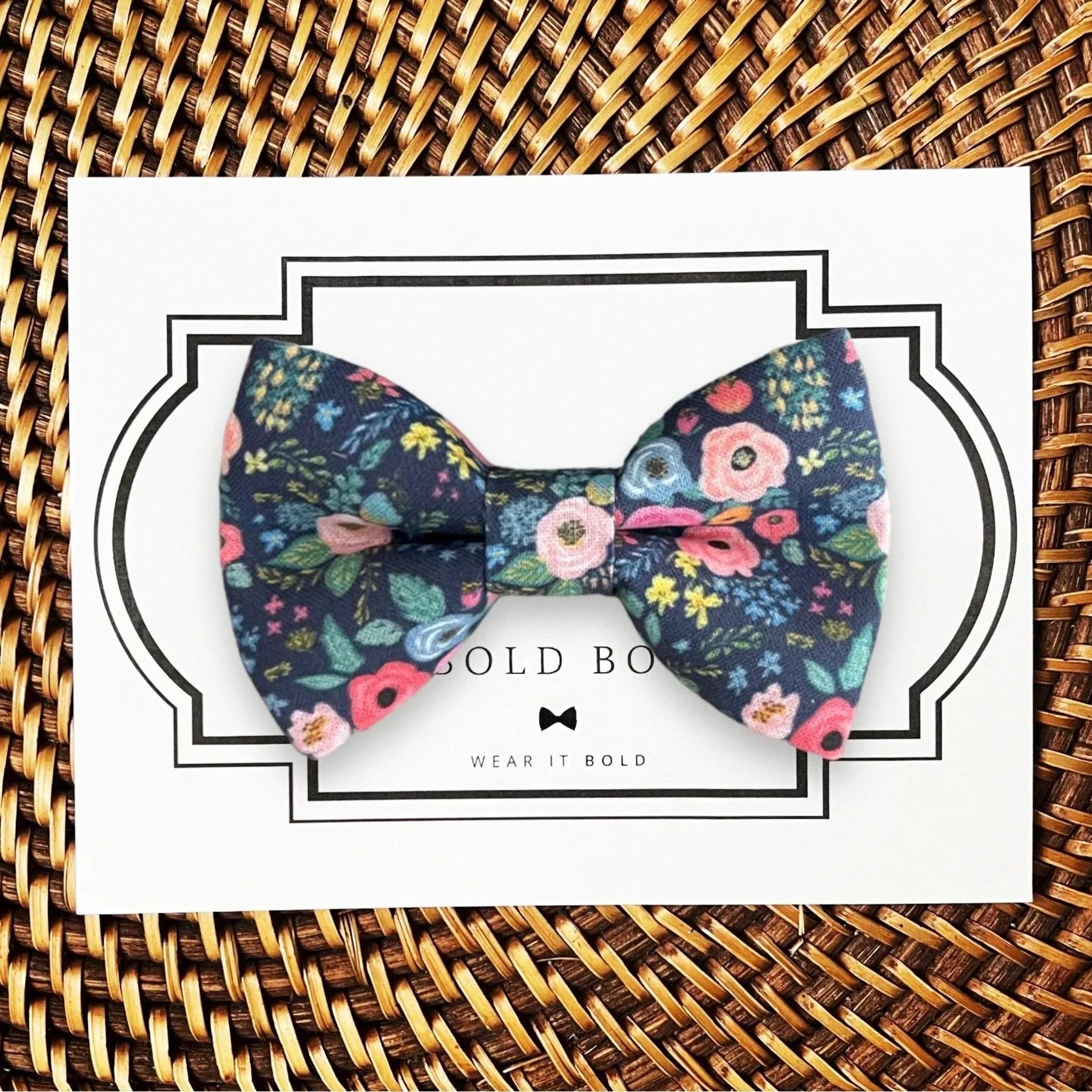 Dog bow tie size chart. Size Small is 3 1/2 inches wide for small dogs under 15 lbs. Size Medium is 4 inches wide for medium dogs between 15 band 40 lbs. Size Large is 4 1/2 inches wide for Large Dogs between 40 band 80 lbs. Size Extra Large is 5 1/2 inches wide for Extra Large Dogs over 80 lbs. Sizing is up to preference and pet bow ties slide on to dog collars with elastic.