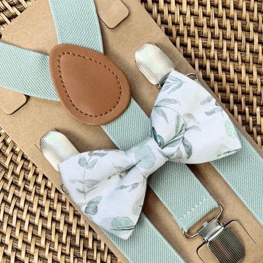 Size chart for suspender and bow tie sets from The Bold Bow Tie. Small (6mo-6yr): 18"-29" suspenders, 3.5" bow. Medium (7-12yr): 25.5"-40" suspenders, 4" bow. Adult (13yr-6ft tall): 25.5"-40" suspenders, 4.5" bow. Big & Tall (Over 6ft tall): 31"-53" suspenders, 4.5" bow. Instructions note to measure from the back waistband over the shoulder to the front waistband for a comfortable fit.