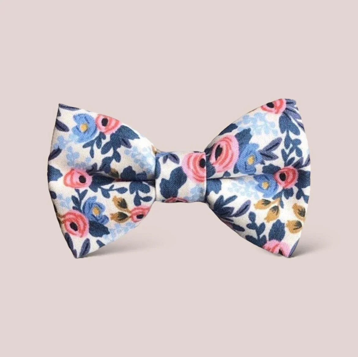 Size chart for hair bows from The Bold Bow Tie detailing dimensions across three sizes. Small is 3.5 inches wide. Medium is 4 inches wide. Large is 4.5 inches wide. Visual graphics illustrate the increasing scale of each bow with horizontal dotted arrows showing that the width is measured from side to side. Bottom text specifies that all hair bows come on alligator clips.