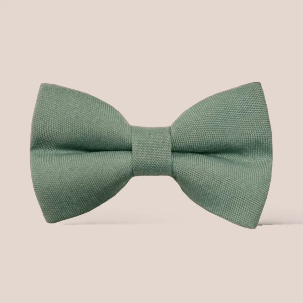 Size chart for hair bows from The Bold Bow Tie detailing dimensions across three sizes. Small is 3.5 inches wide. Medium is 4 inches wide. Large is 4.5 inches wide. Visual graphics illustrate the increasing scale of each bow with horizontal dotted arrows showing that the width is measured from side to side. Bottom text specifies that all hair bows come on alligator clips.