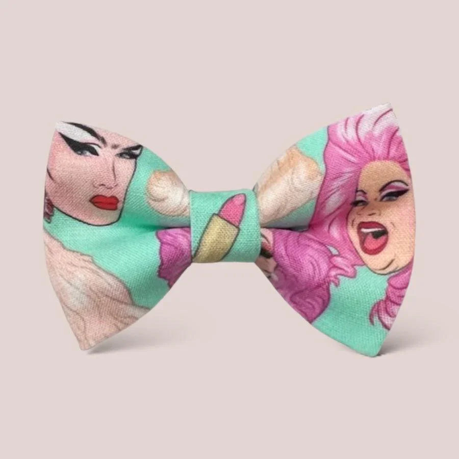 Size chart for hair bows from The Bold Bow Tie detailing dimensions across three sizes. Small is 3.5 inches wide. Medium is 4 inches wide. Large is 4.5 inches wide. Visual graphics illustrate the increasing scale of each bow with horizontal dotted arrows showing that the width is measured from side to side. Bottom text specifies that all hair bows come on alligator clips.