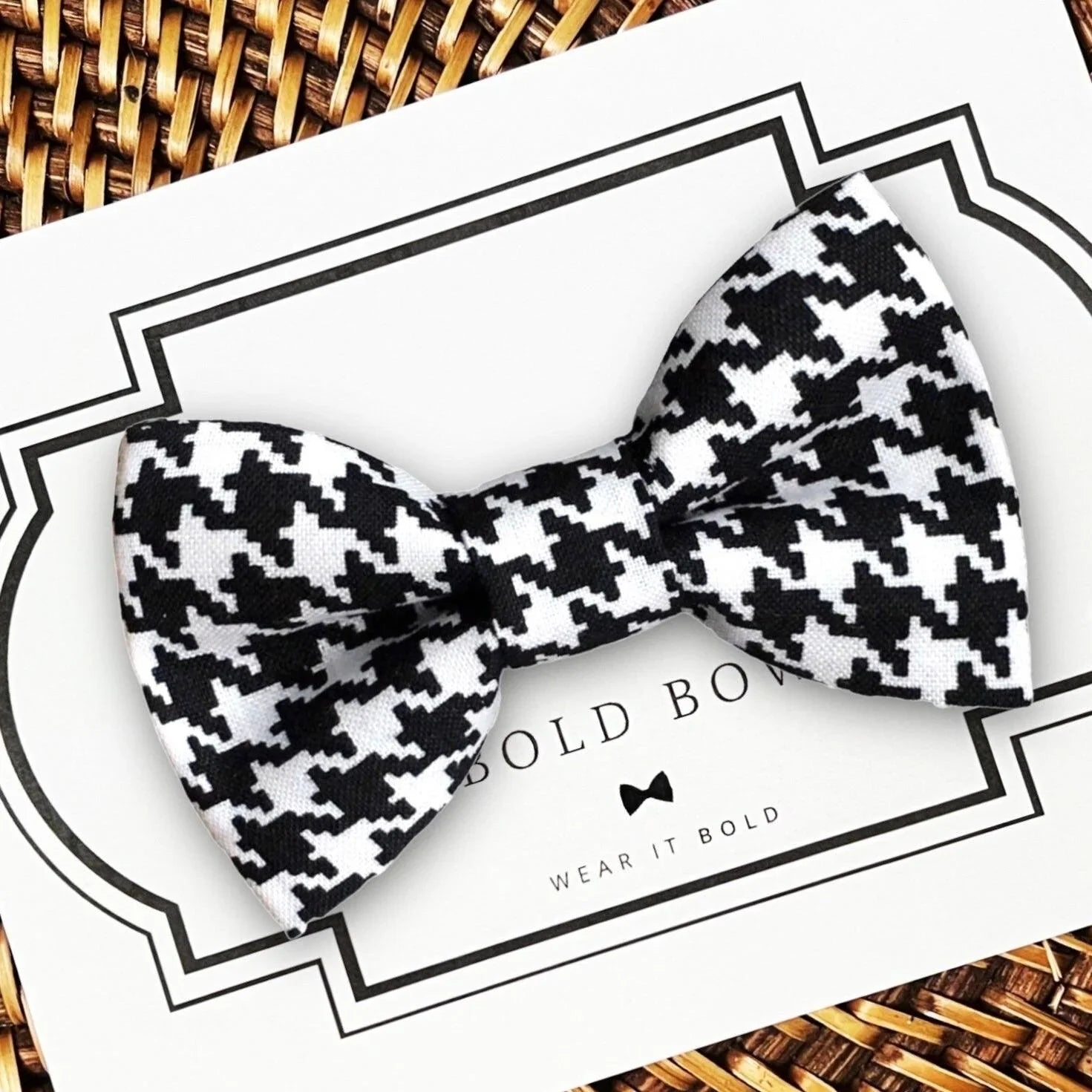 Dog bow tie size chart. Size Small is 3 1/2 inches wide for small dogs under 15 lbs. Size Medium is 4 inches wide for medium dogs between 15 band 40 lbs. Size Large is 4 1/2 inches wide for Large Dogs between 40 band 80 lbs. Size Extra Large is 5 1/2 inches wide for Extra Large Dogs over 80 lbs. Sizing is up to preference and pet bow ties slide on to dog collars with elastic.