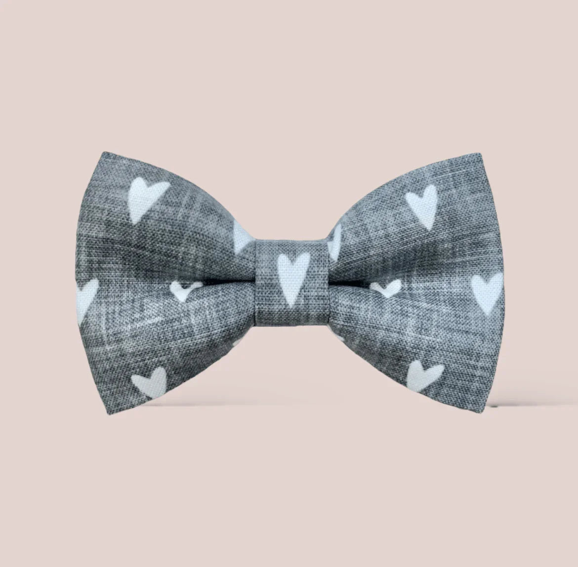 Size chart for hair bows from The Bold Bow Tie detailing dimensions across three sizes. Small is 3.5 inches wide. Medium is 4 inches wide. Large is 4.5 inches wide. Visual graphics illustrate the increasing scale of each bow with horizontal dotted arrows showing that the width is measured from side to side. Bottom text specifies that all hair bows come on alligator clips.