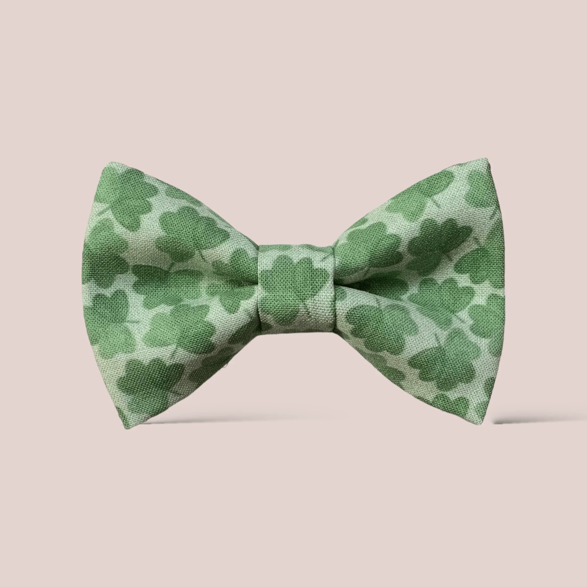 Size chart for hair bows from The Bold Bow Tie detailing dimensions across three sizes. Small is 3.5 inches wide. Medium is 4 inches wide. Large is 4.5 inches wide. Visual graphics illustrate the increasing scale of each bow with horizontal dotted arrows showing that the width is measured from side to side. Bottom text specifies that all hair bows come on alligator clips.
