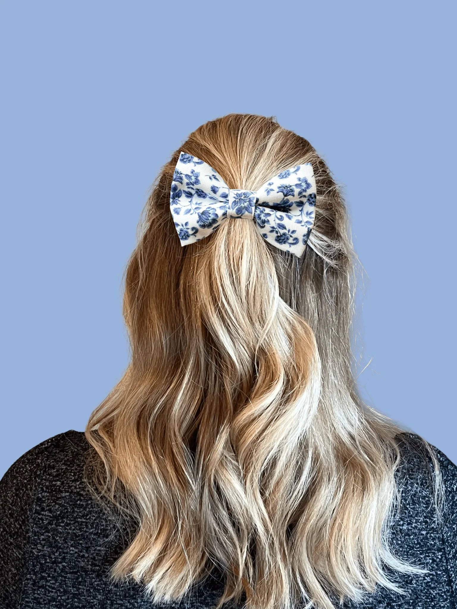 Size chart for hair bows from The Bold Bow Tie detailing dimensions across three sizes. Small is 3.5 inches wide. Medium is 4 inches wide. Large is 4.5 inches wide. Visual graphics illustrate the increasing scale of each bow with horizontal dotted arrows showing that the width is measured from side to side. Bottom text specifies that all hair bows come on alligator clips.