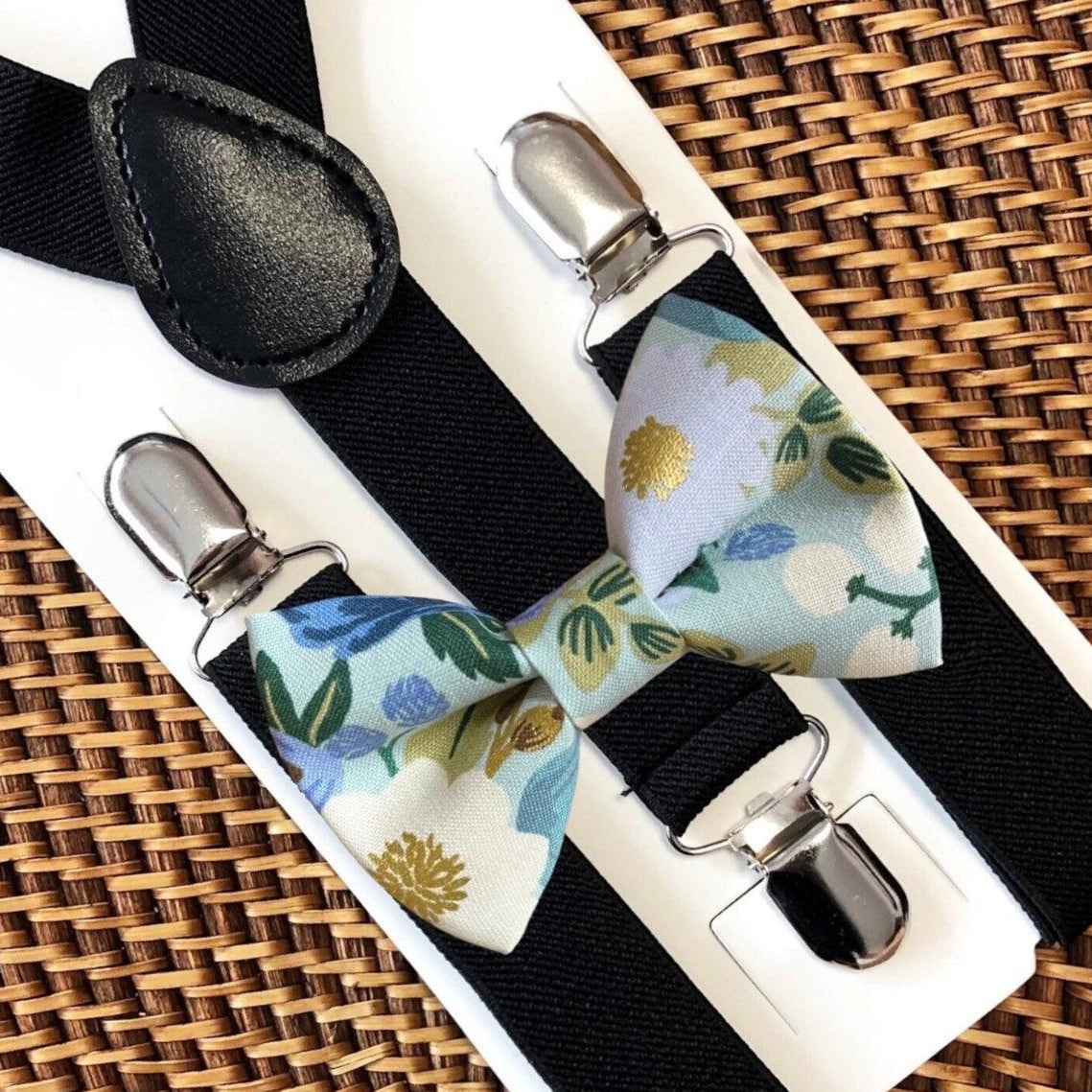 Size chart for suspender and bow tie sets from The Bold Bow Tie. Small (6mo-6yr): 18"-29" suspenders, 3.5" bow. Medium (7-12yr): 25.5"-40" suspenders, 4" bow. Adult (13yr-6ft tall): 25.5"-40" suspenders, 4.5" bow. Big & Tall (Over 6ft tall): 31"-53" suspenders, 4.5" bow. Instructions note to measure from the back waistband over the shoulder to the front waistband for a comfortable fit.