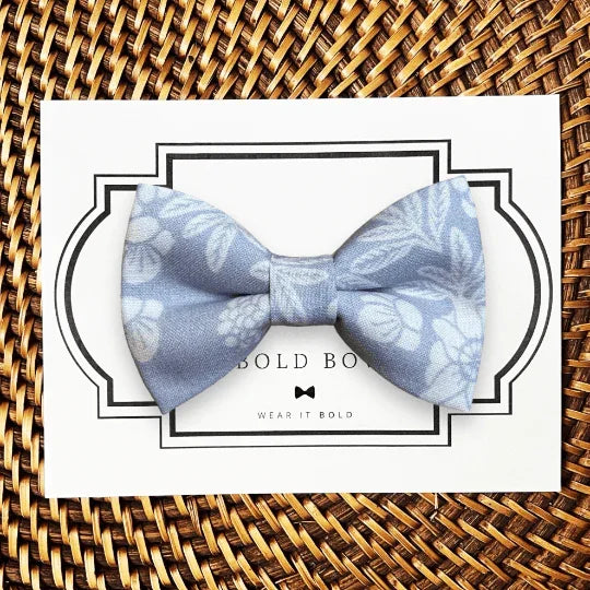 Dog bow tie size chart. Size Small is 3 1/2 inches wide for small dogs under 15 lbs. Size Medium is 4 inches wide for medium dogs between 15 band 40 lbs. Size Large is 4 1/2 inches wide for Large Dogs between 40 band 80 lbs. Size Extra Large is 5 1/2 inches wide for Extra Large Dogs over 80 lbs. Sizing is up to preference and pet bow ties slide on to dog collars with elastic.
