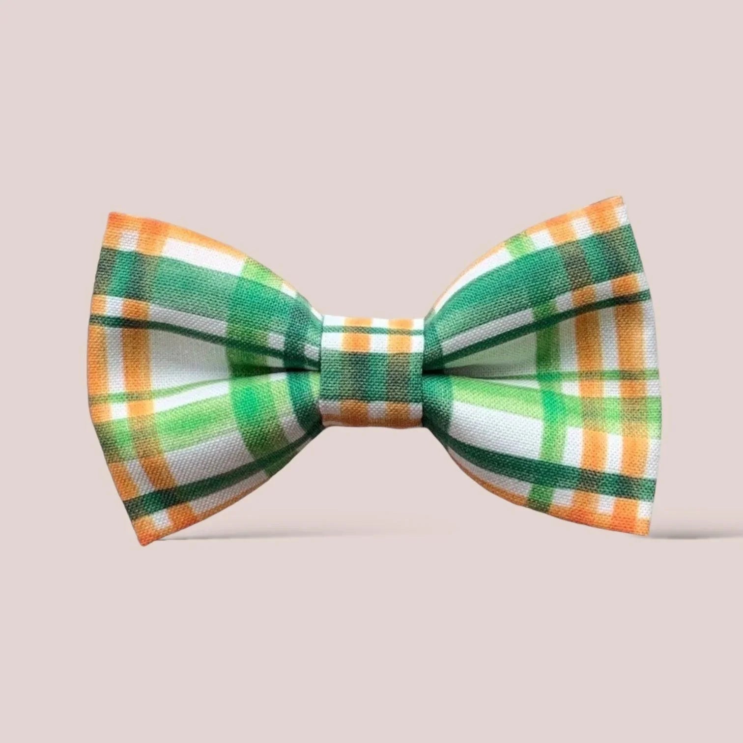 Size chart for hair bows from The Bold Bow Tie detailing dimensions across three sizes. Small is 3.5 inches wide. Medium is 4 inches wide. Large is 4.5 inches wide. Visual graphics illustrate the increasing scale of each bow with horizontal dotted arrows showing that the width is measured from side to side. Bottom text specifies that all hair bows come on alligator clips.
