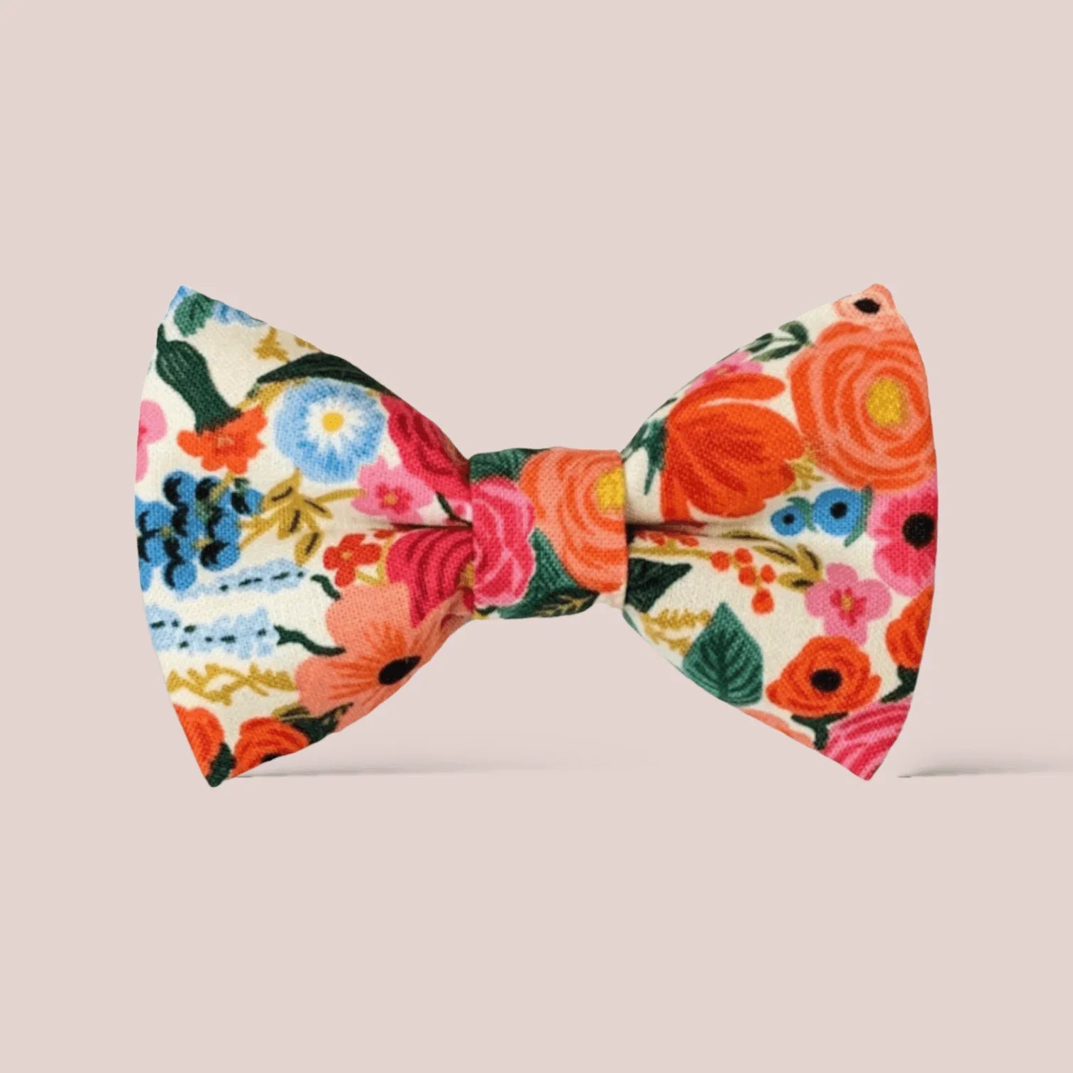Size chart for hair bows from The Bold Bow Tie detailing dimensions across three sizes. Small is 3.5 inches wide. Medium is 4 inches wide. Large is 4.5 inches wide. Visual graphics illustrate the increasing scale of each bow with horizontal dotted arrows showing that the width is measured from side to side. Bottom text specifies that all hair bows come on alligator clips.