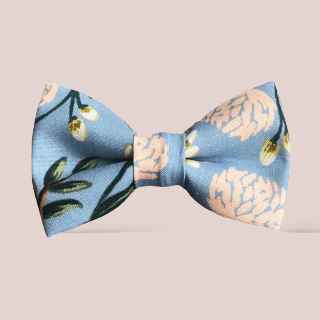 Size chart for hair bows from The Bold Bow Tie detailing dimensions across three sizes. Small is 3.5 inches wide. Medium is 4 inches wide. Large is 4.5 inches wide. Visual graphics illustrate the increasing scale of each bow with horizontal dotted arrows showing that the width is measured from side to side. Bottom text specifies that all hair bows come on alligator clips.